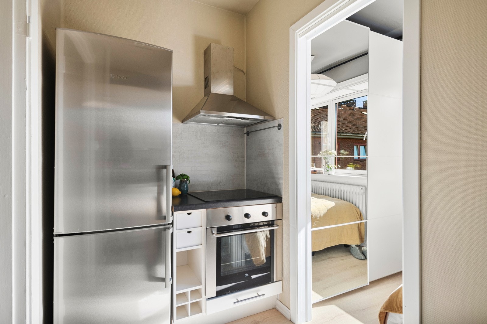 Kjøkkenet er fra 2010 og består av kjøkkeninnredning fra IKEA med hvite, profilerte fronter og laminat benkeplate, oppvaskkum og ventilator med omluft. Galleribilde