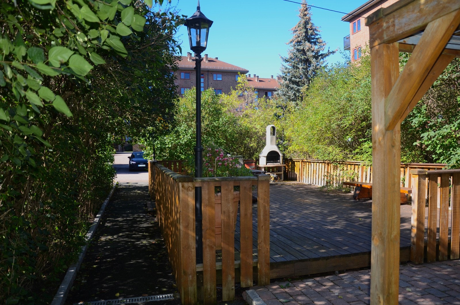 Det er rundt om på tomten blant annet laget flere terrasser med pergola, grill og utemøblement. Galleribilde