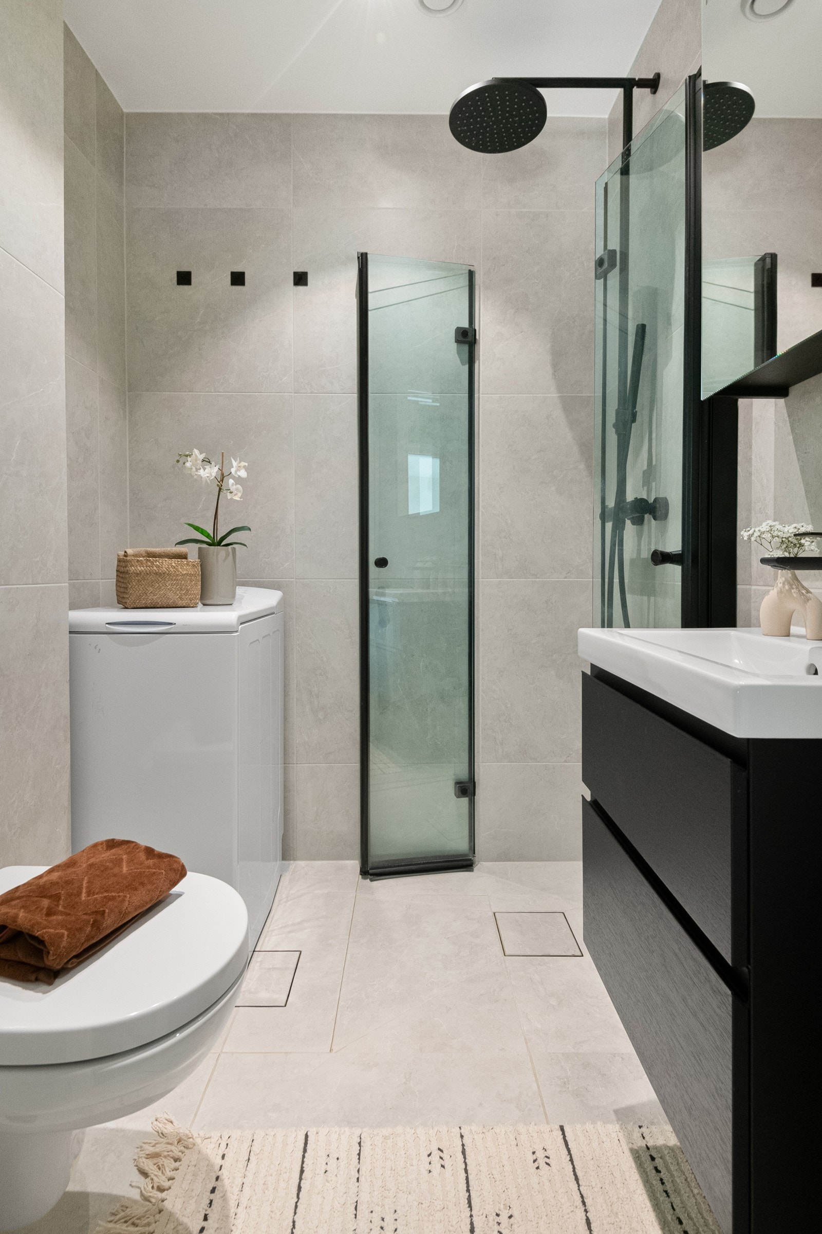 Badet ble totalrenovert i 2022 og fremstår som svært moderne med tidsriktige materiale- og fargevalg. Galleribilde