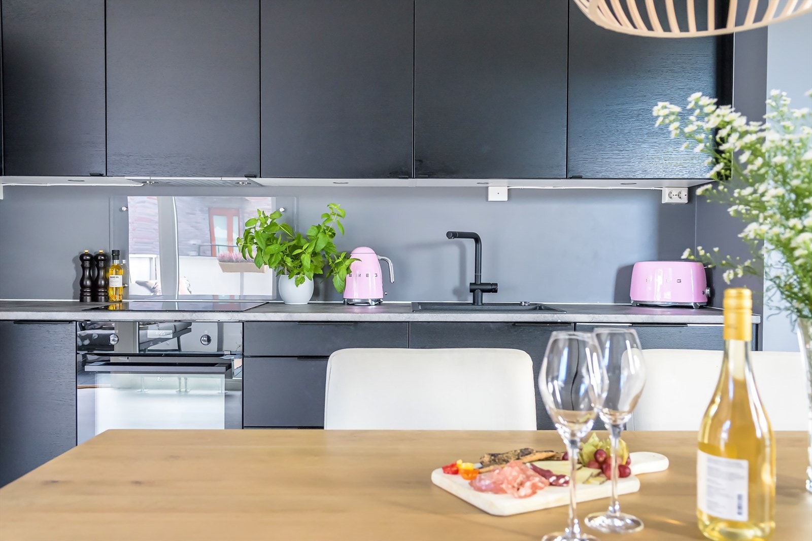 Gode arbeidsforhold for husets kokk, og godt med oppbevaringsplass i innredningen. Galleribilde