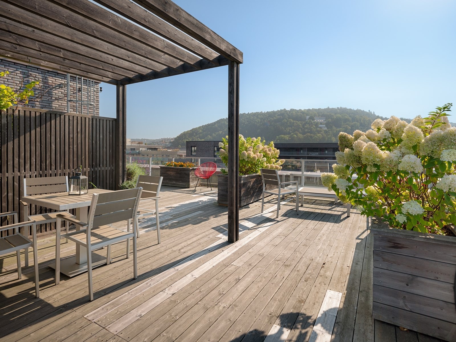 I tillegg til leilighetens egne private balkong, er det mulig å ta heisen opp til sameiets herlige takterrasse. Galleribilde