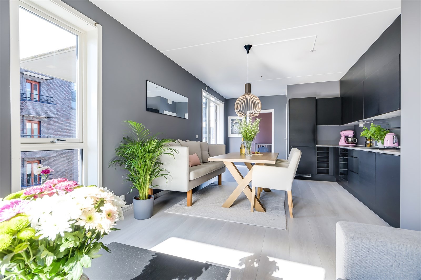 Meget god planløsning med stue/spiseplass/kjøkken samlet, leilighetens soverom fint fordelt på hver sin ende av stuen og bad ifm. entré/gang. Galleribilde