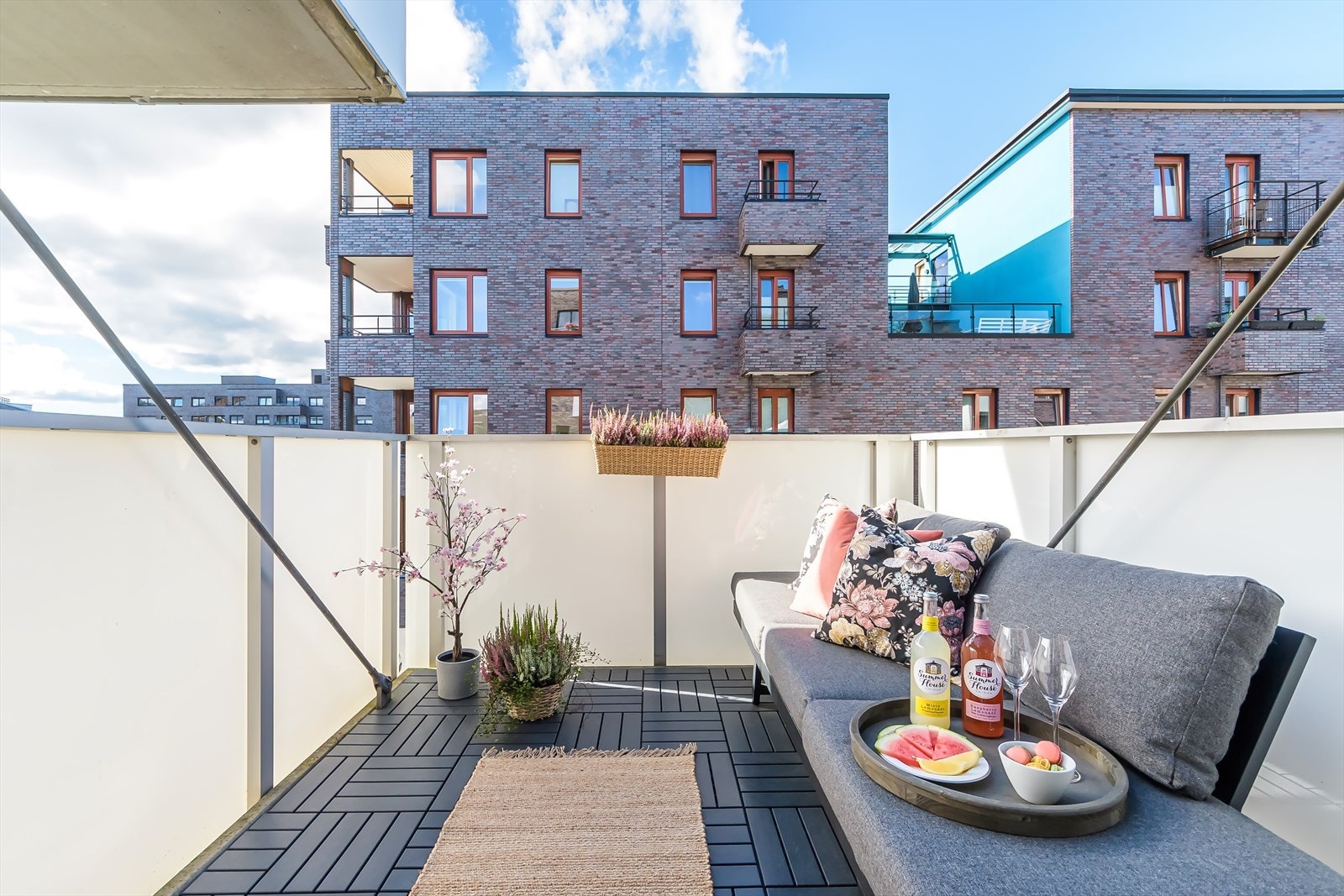 Fra stuen er det utgang til en sydvestvendt balkong på ca. 7,2 m2. Galleribilde