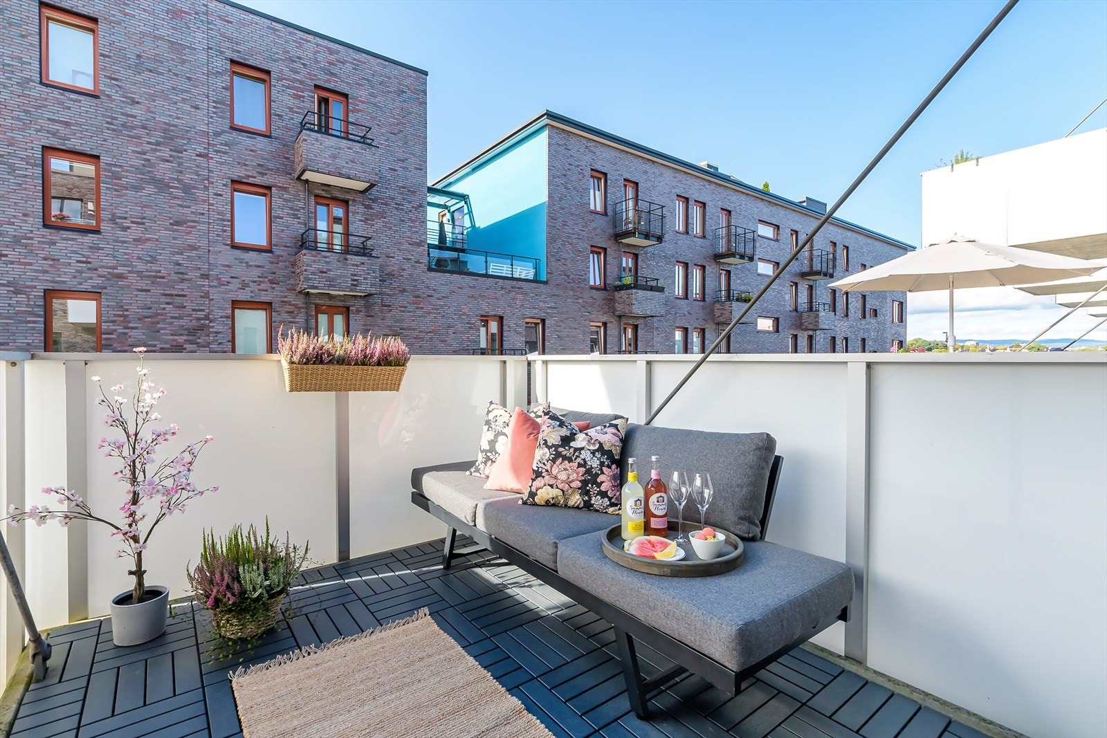 Balkongen fungerer som en forlengelse av stuen på sommerstid. Galleribilde