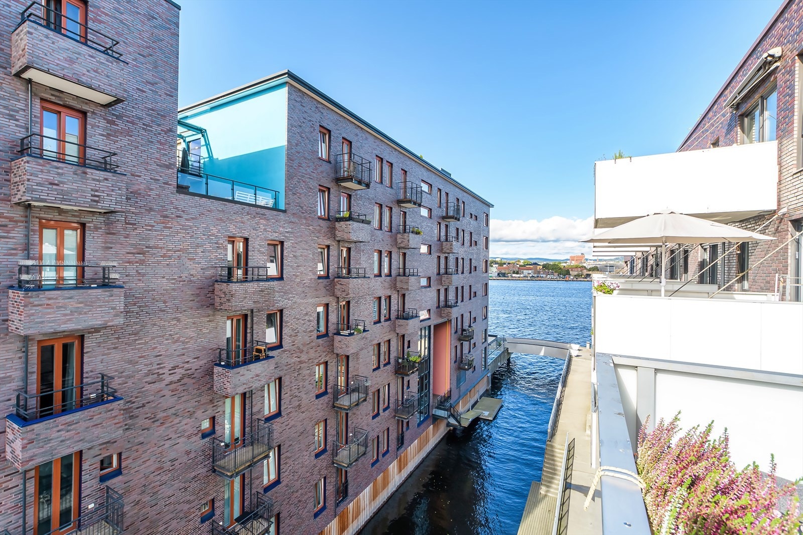 Idyllisk beliggenhet vendt ut mot kanalen. Galleribilde