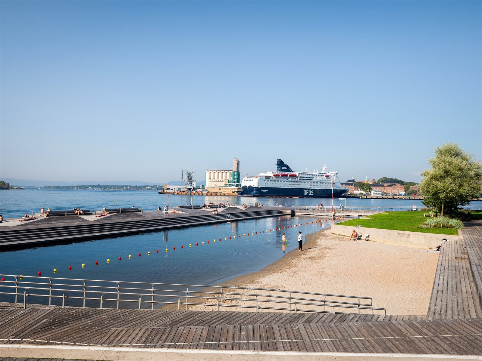Sørengkaia er utstikkeren som ligger ut fra Bjørvika og har skue mot Operaen, Barcode, Holmenkollåsen, Akershus festning, Hovedøya og Ekebergåsen. Galleribilde