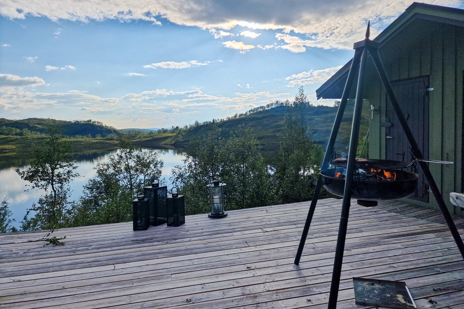 Nyt utendørslivet med stil! Denne idylliske settingen ved vannet er perfekt for grilling og avslapning. Galleribilde