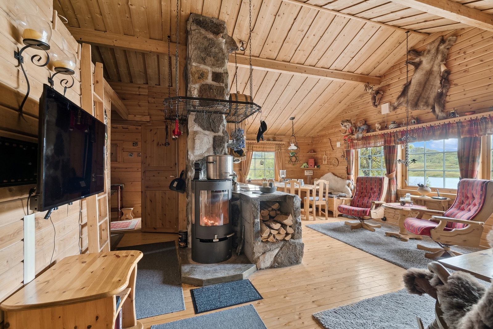 Slapp av med lyden fra en knitrende peis Galleribilde