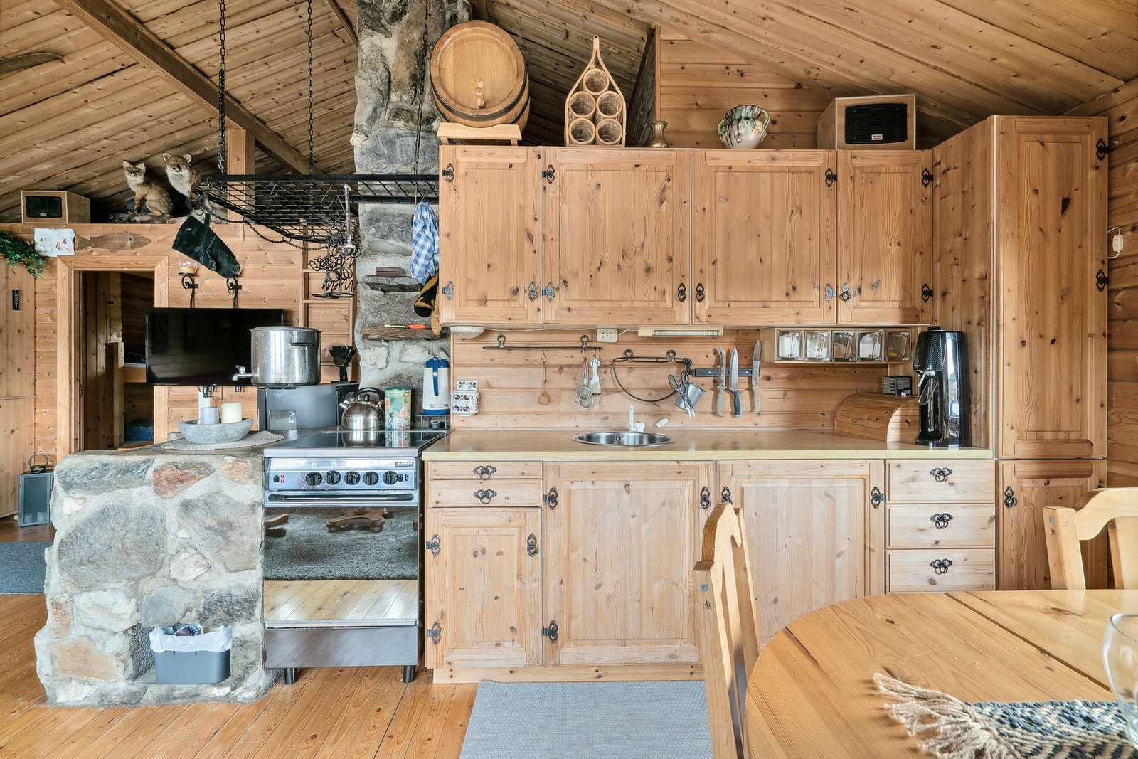 Opplev den rustikke sjarmen i dette koselige kjøkkenet! Med treverk, steinbenk og sjarmerende detaljer Galleribilde