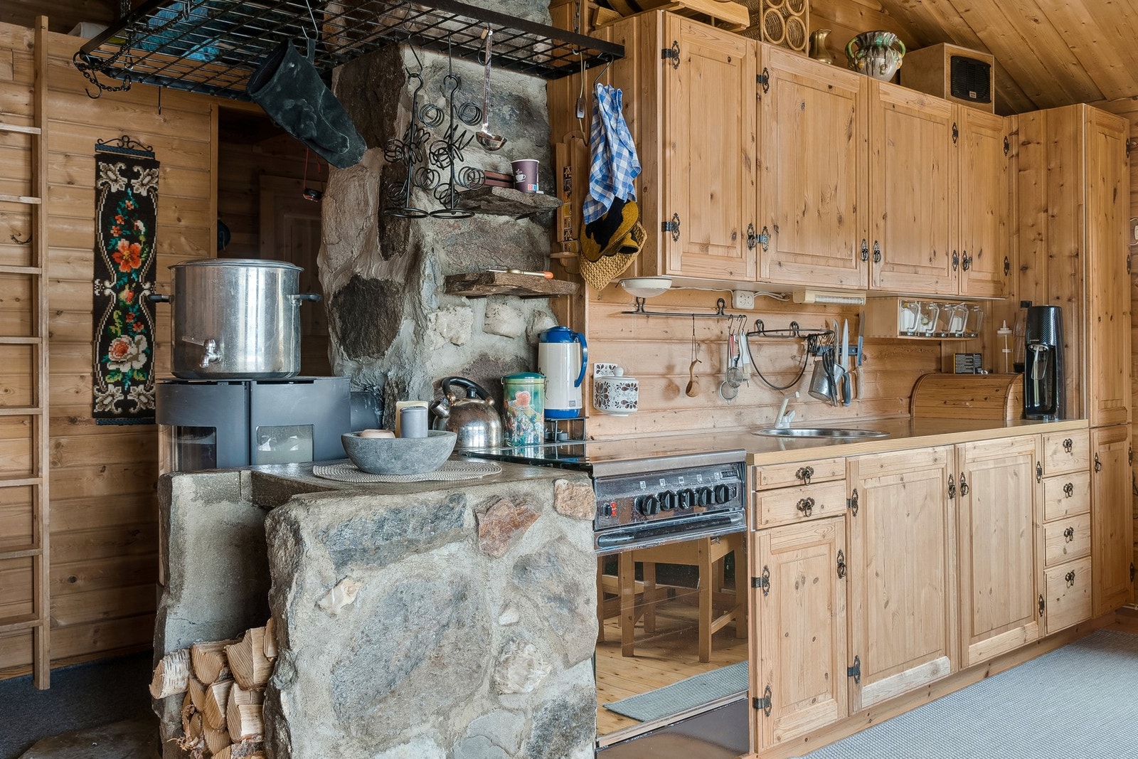 Tilbered kortreist mat og skap uforglemmelige minner i et stilfullt kjøkken. Galleribilde