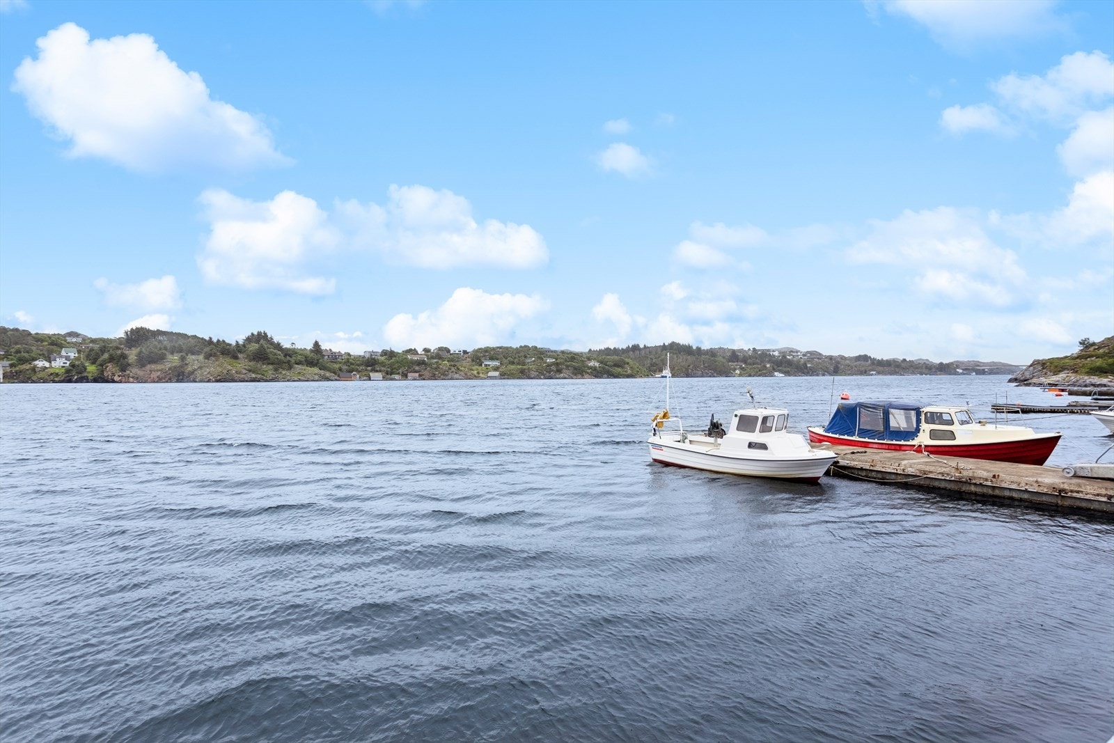 Fra naustet nyter man flott utsikt over Sekkingstadosen Galleribilde