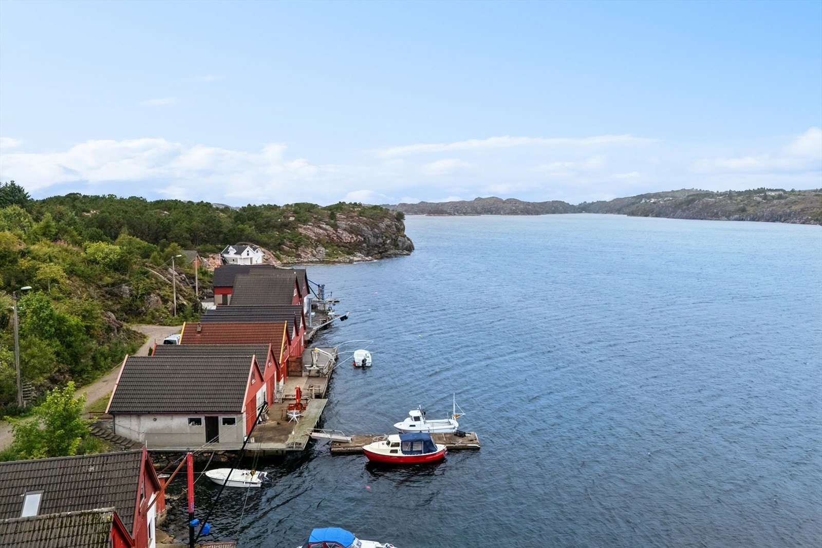 Naustet har en idyllisk beliggenhet i sjøkanten på Algrøy. Galleribilde