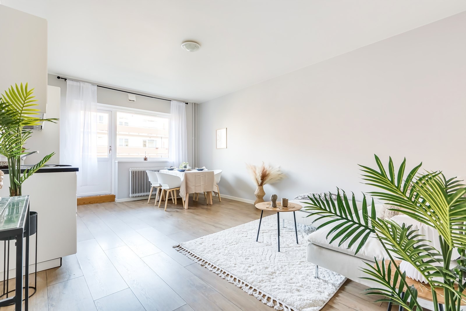 Leiligheten har en god takhøyde og store vindusflater som sørger for gode innvendige lysforhold Galleribilde