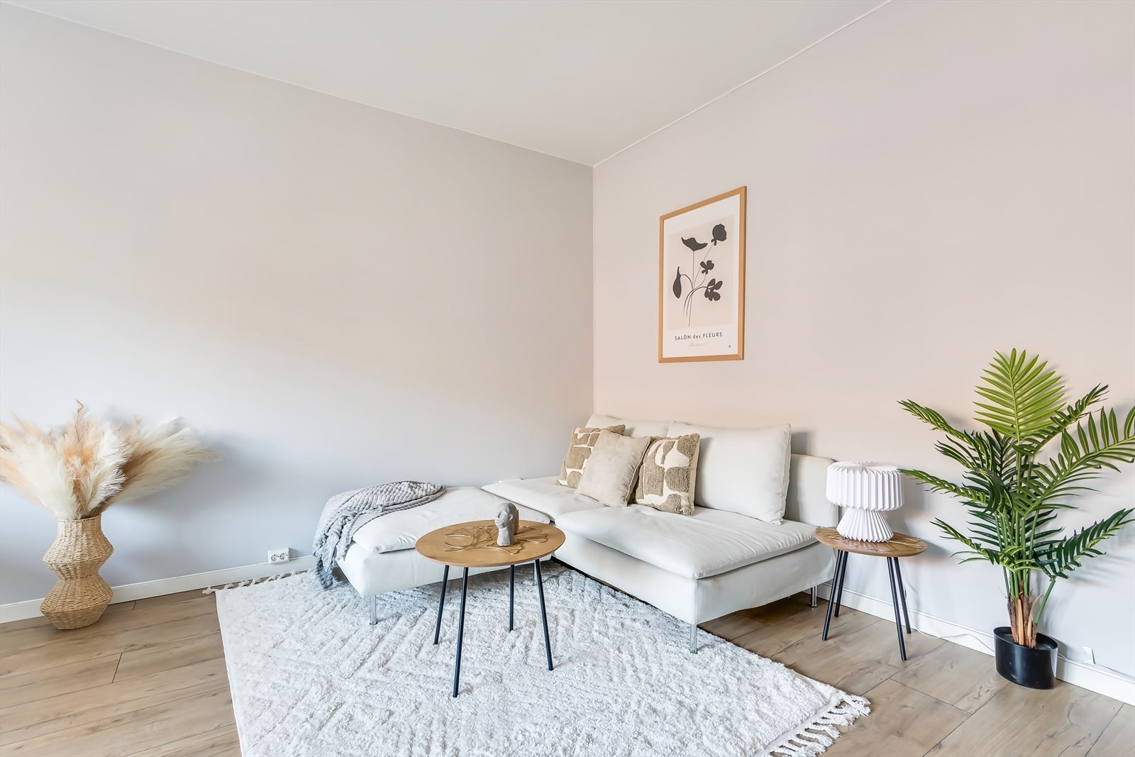 Stuen har lysmalte overflater og pene 1-stavs gulv Galleribilde