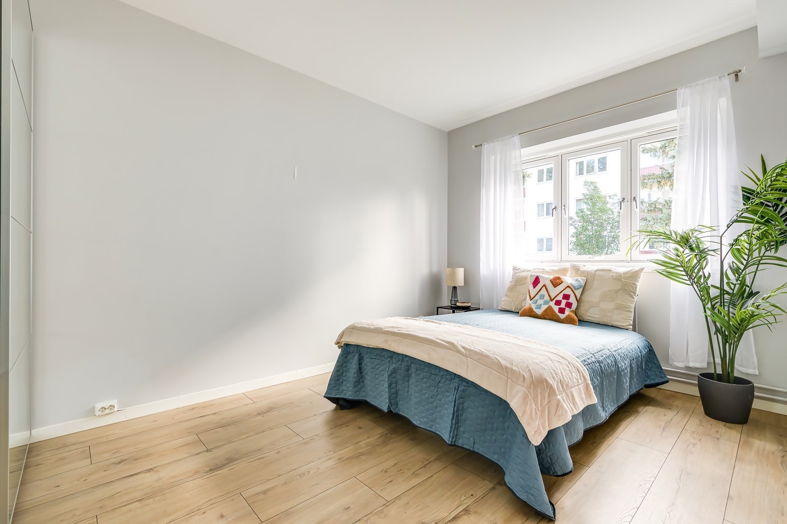 Leiligheten har to gode soverom, hvor begge er malt i lune farger Galleribilde