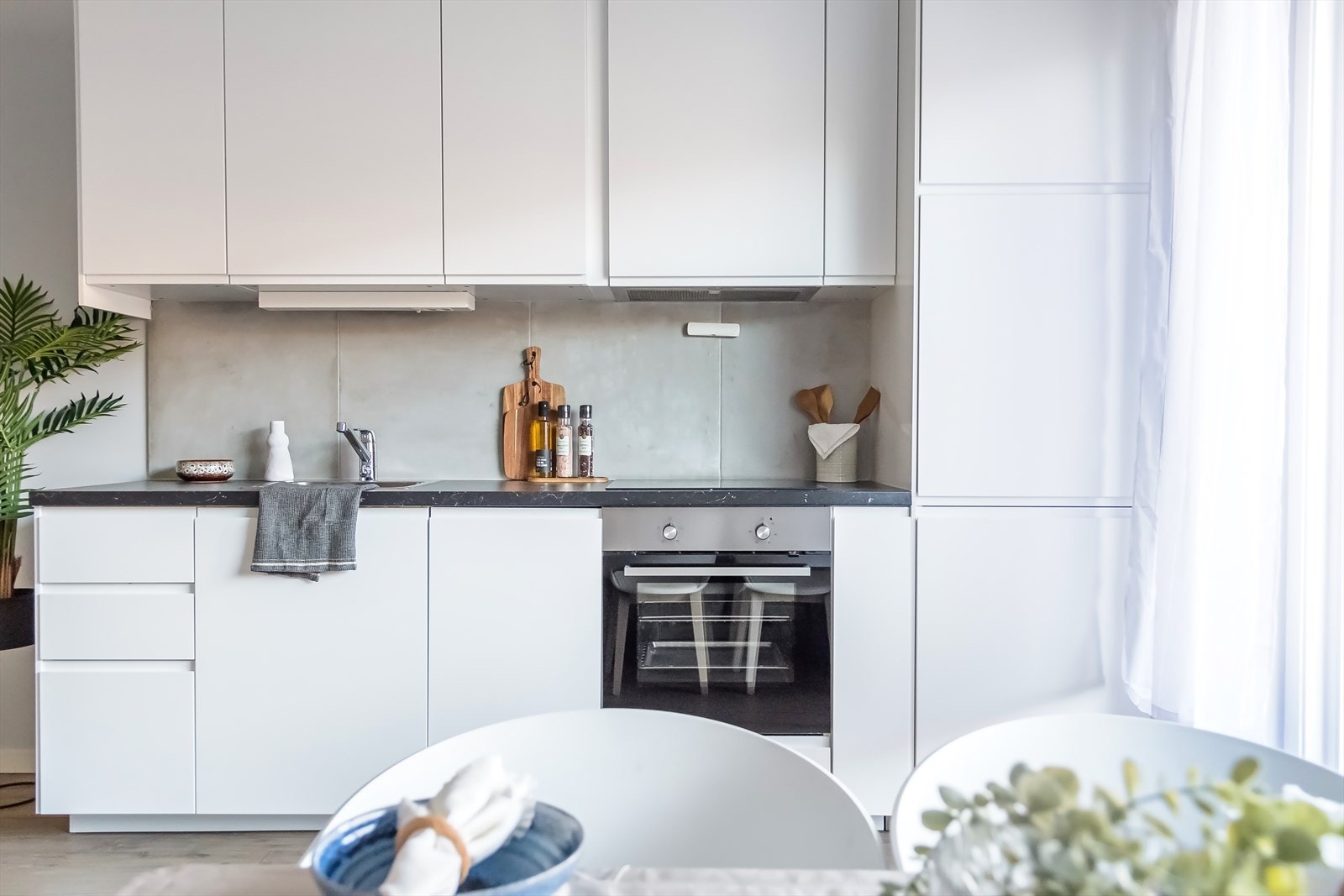 Det er montert integrerte hvitevarer som stekeovn, platetopp, oppvaskmaskin og kjøl-/fryseskap Galleribilde