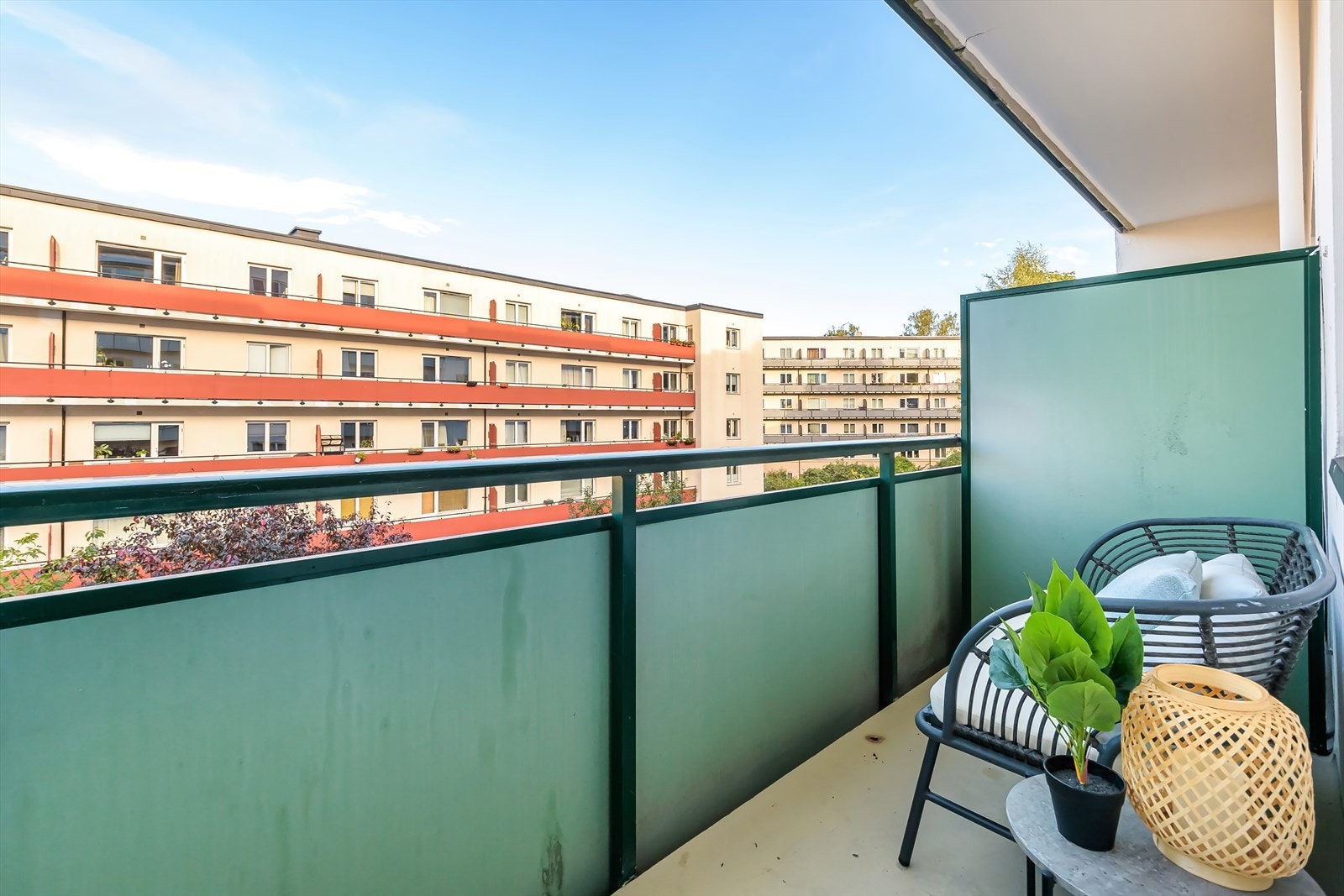 Leiligheten ligger fint til i 2. etasje med flott balkong og arealeffektiv planløsning med to soverom, åpen stue- og kjøkkenløsning og flislagt bad. Galleribilde