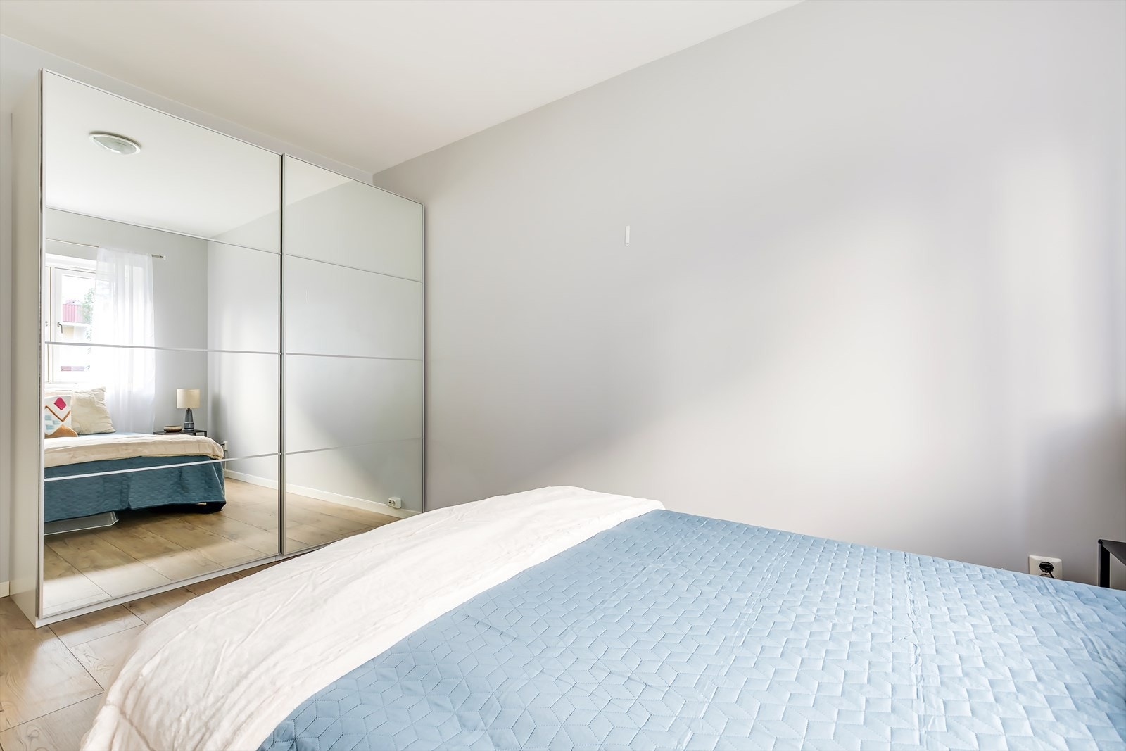 Det er godt med oppbevaringsplass i stor, medfølgende skyvedørsgarderobe Galleribilde