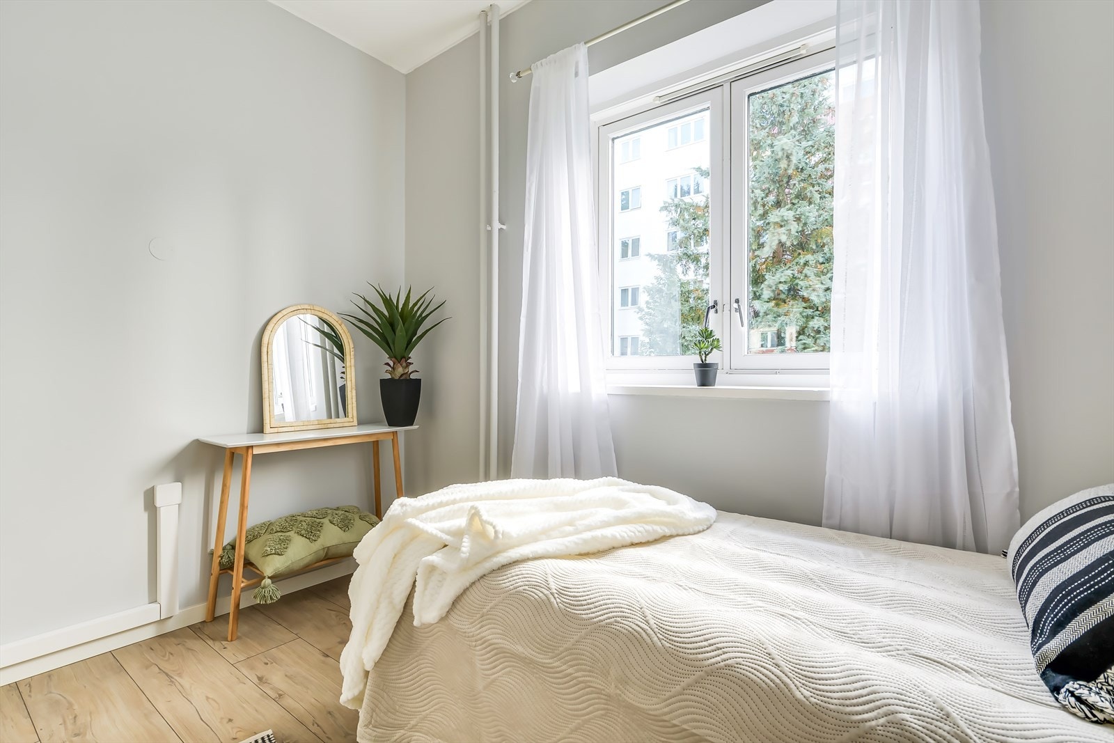 Det er plass for seng, nattbord og garderobeskap Galleribilde