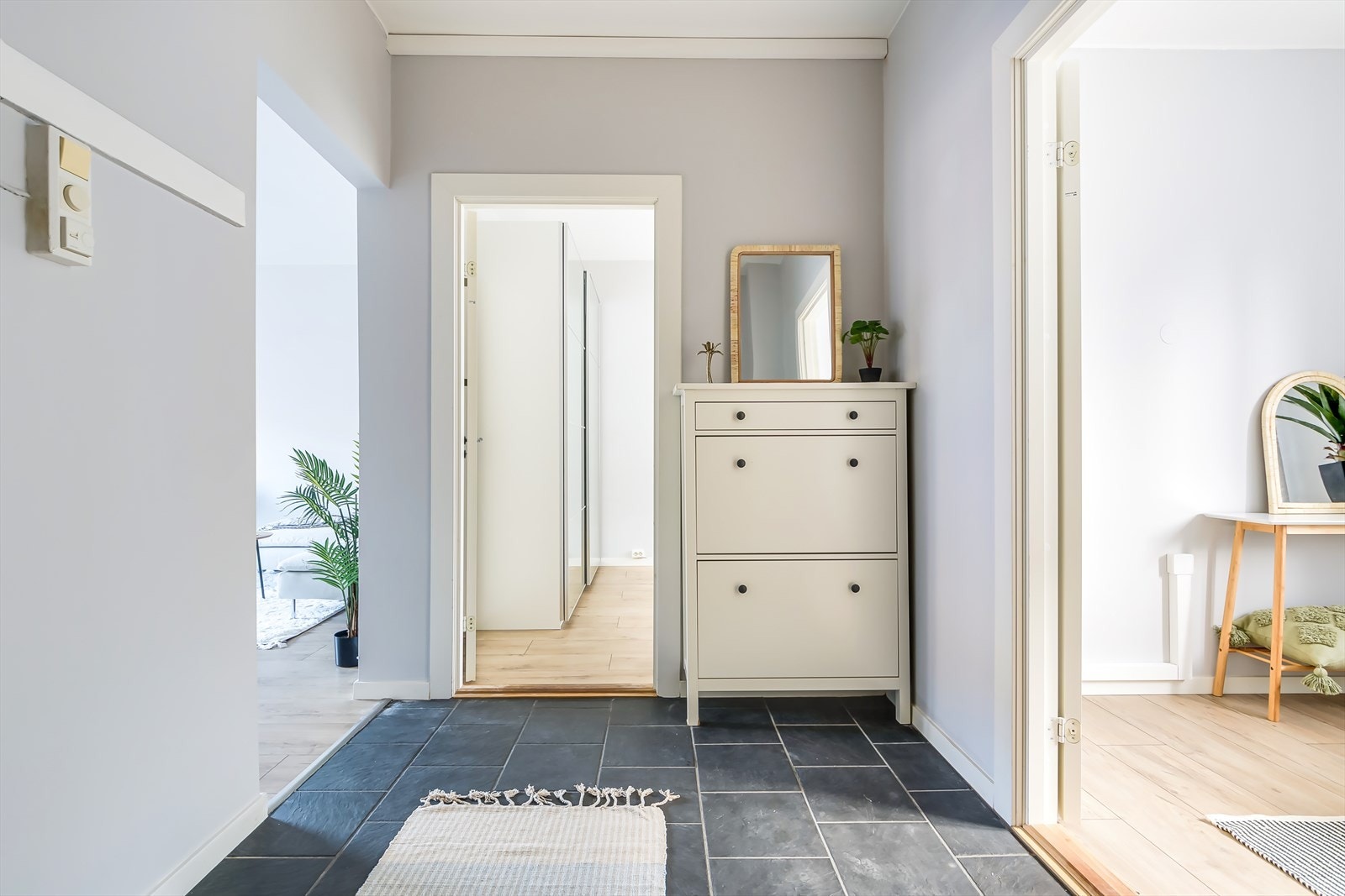 Velkommen inn | Entréen har god plass til garderobeskap og oppheng til jakker og sko. Galleribilde