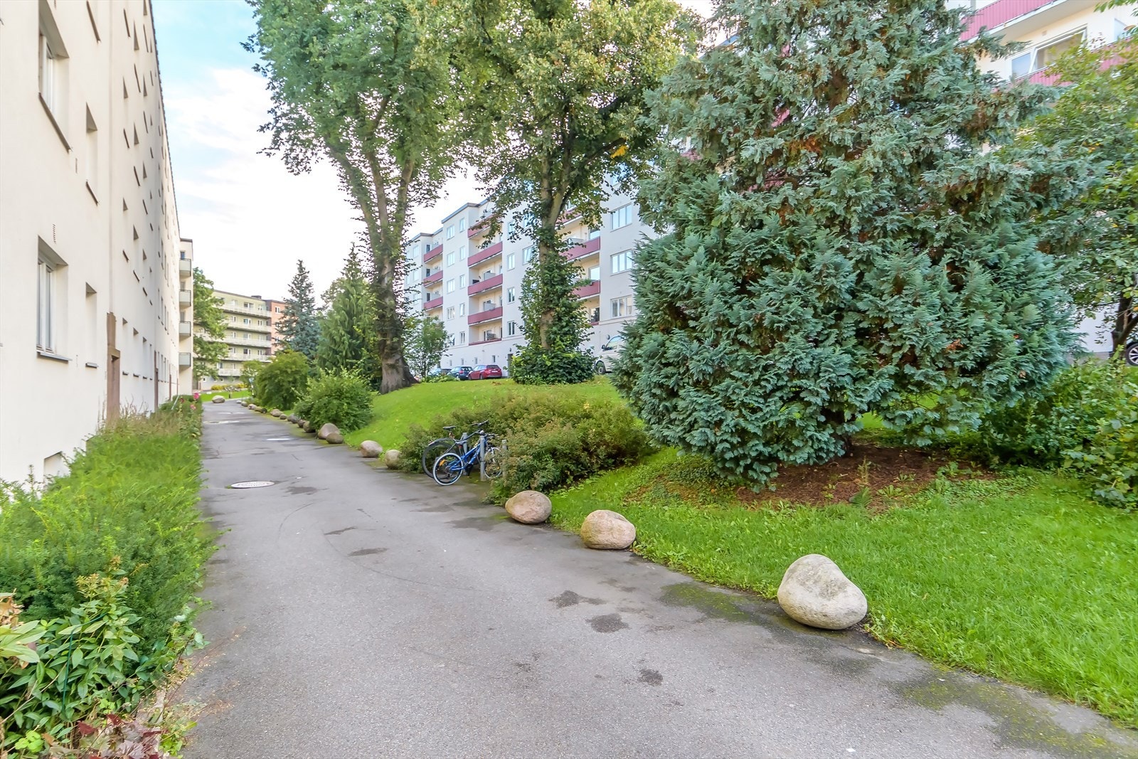 Sameiet disponerer 40 parkeringsplasser for utleie til beboerne i sameiet. Parkeringsplassene 38, 39 og 40 gjesteplasser. Parkering leies direkte av P-service Galleribilde