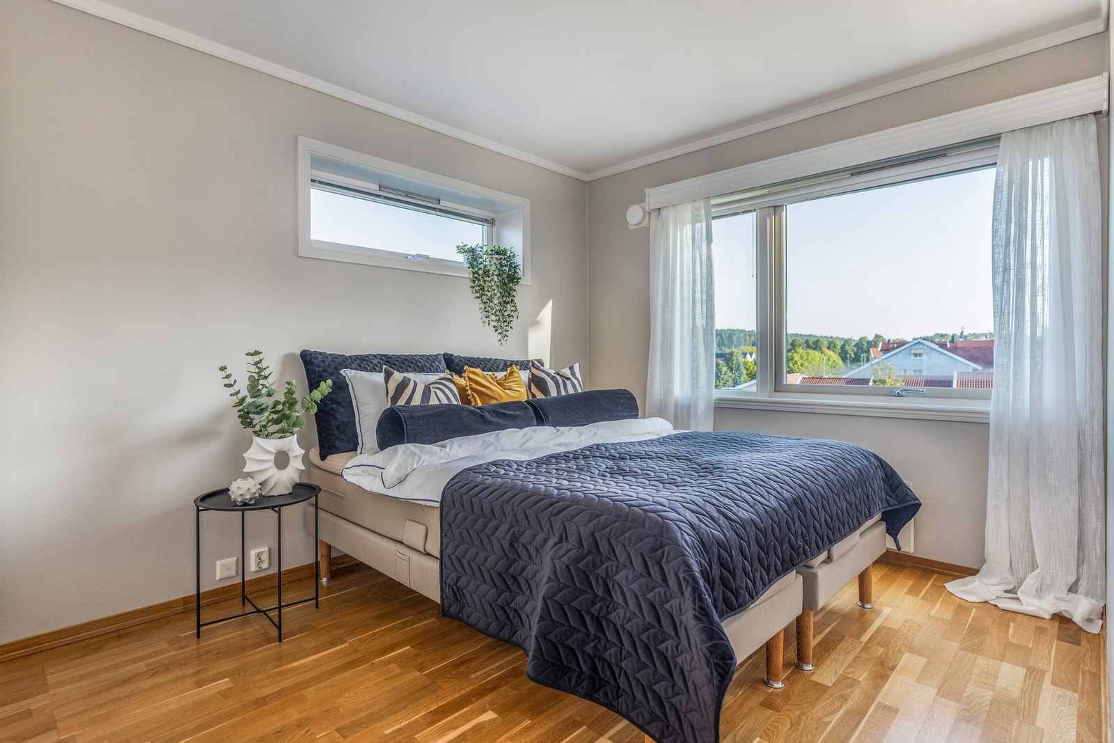 Hovedsoverommet er romslig og lyst Galleribilde