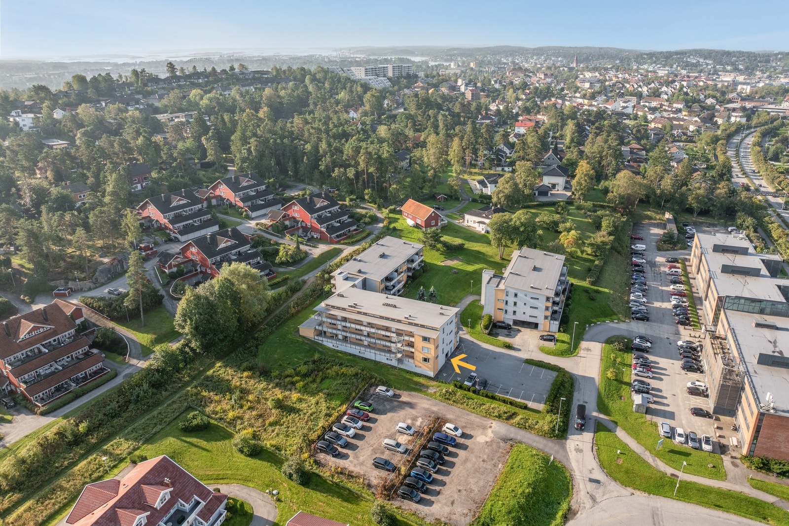 Wilbergjordet ligger ca. 2 km. fra bysentrum med fin sykkel- og gangvei til sentrum. Galleribilde
