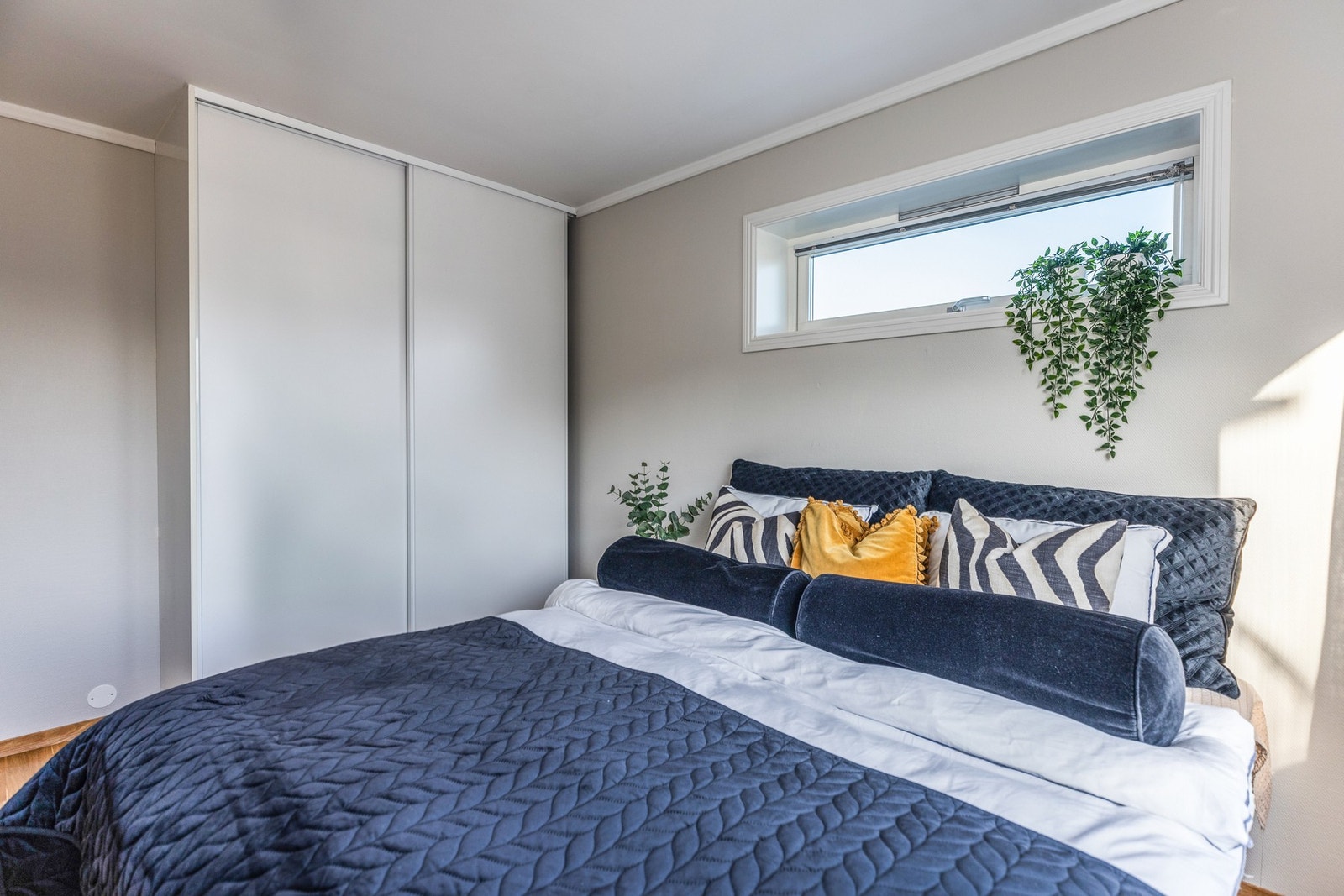 Det er god plass til garderobeskap i rommet. Galleribilde