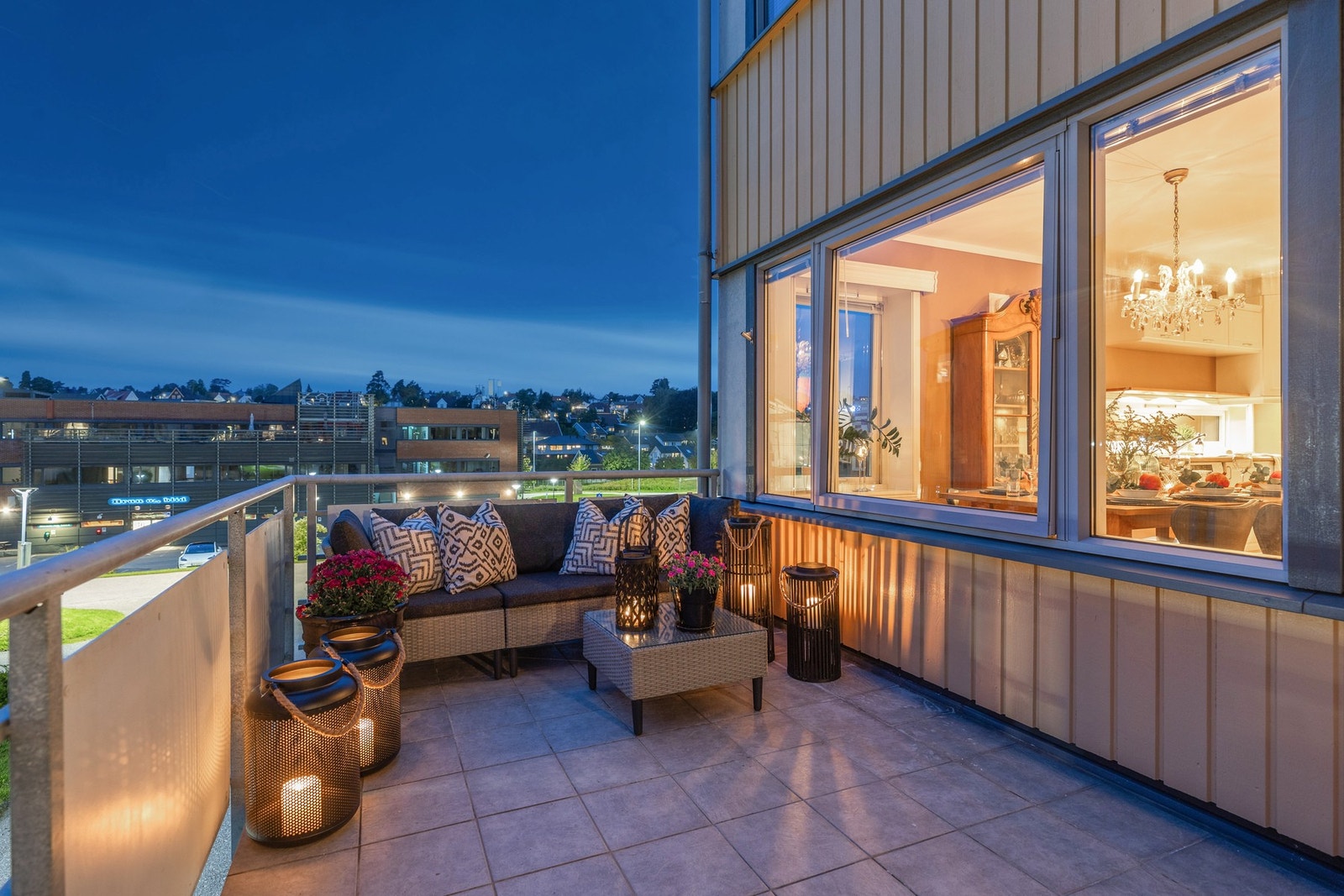 Verandaen er ca. 22 kvm stor. Herfra er det fin utsikt over nærområdet. Galleribilde