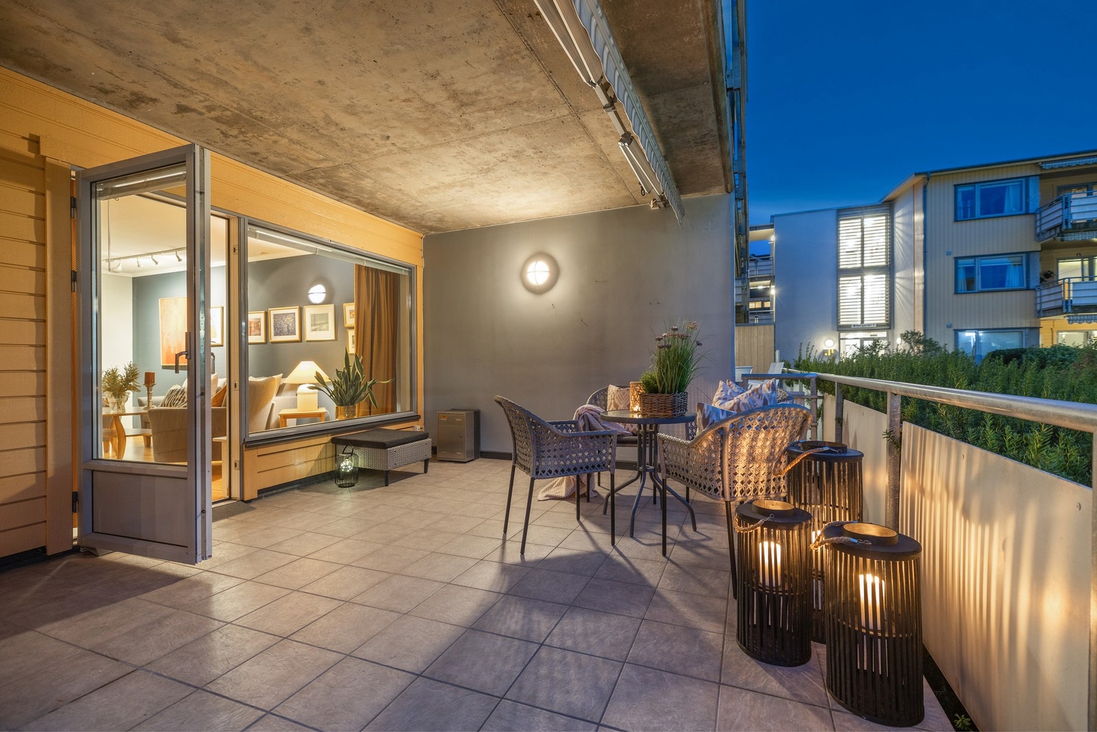 Deler av uteplassen er lun og overbygd. Galleribilde