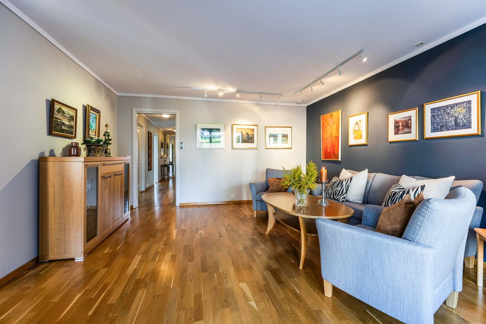 Leiligheten holder en normalt god standard med naturlige soner for møblering. Galleribilde