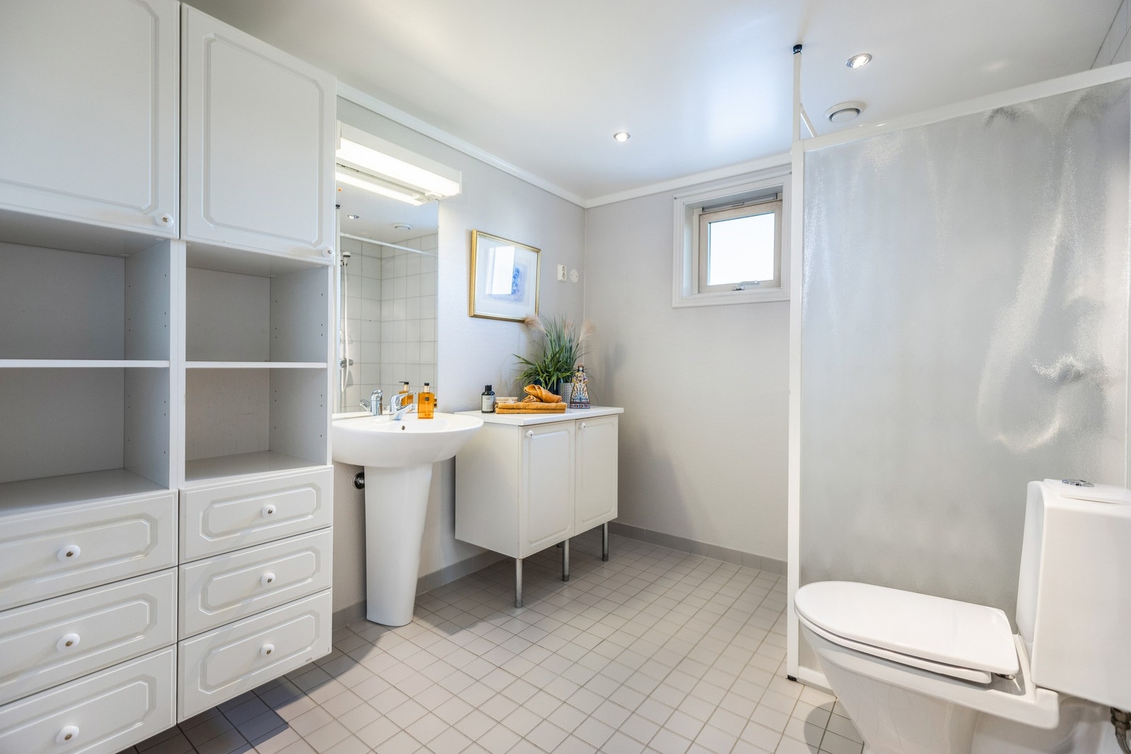 Hovedbadet er utstyrt med servant, speil, høyskaper, dusjhjørne og toalett. Flislagt gulv med varme. Galleribilde