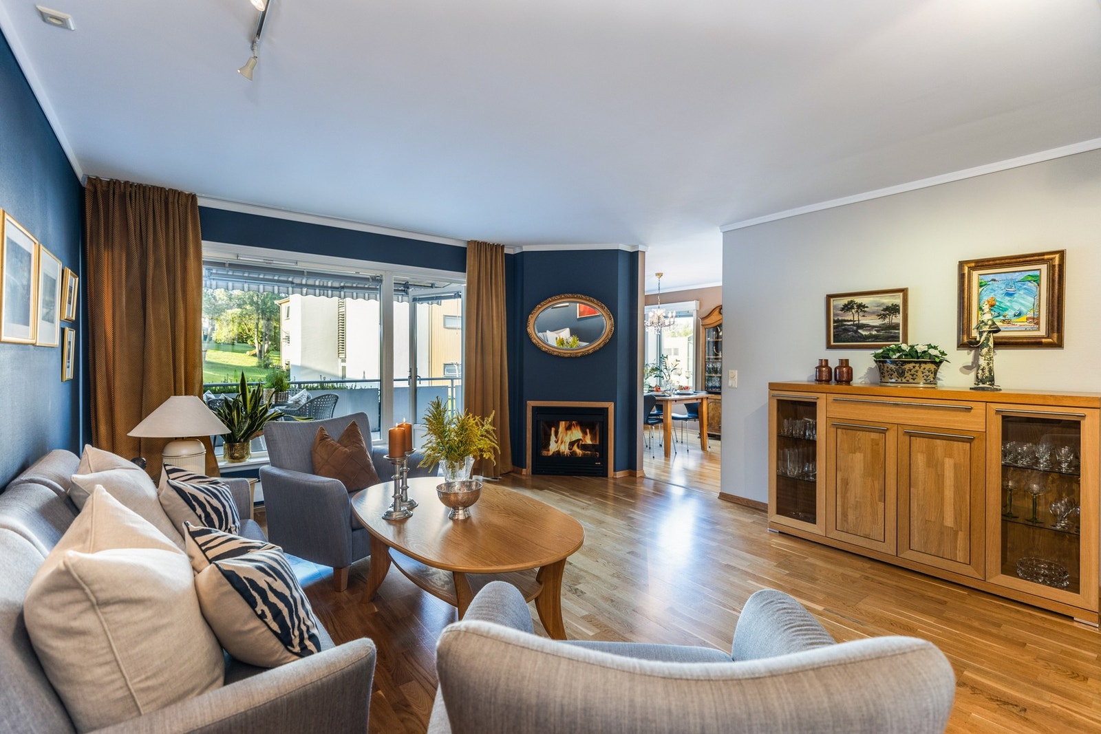 Stuen er romslig med od plass til gjester. Galleribilde