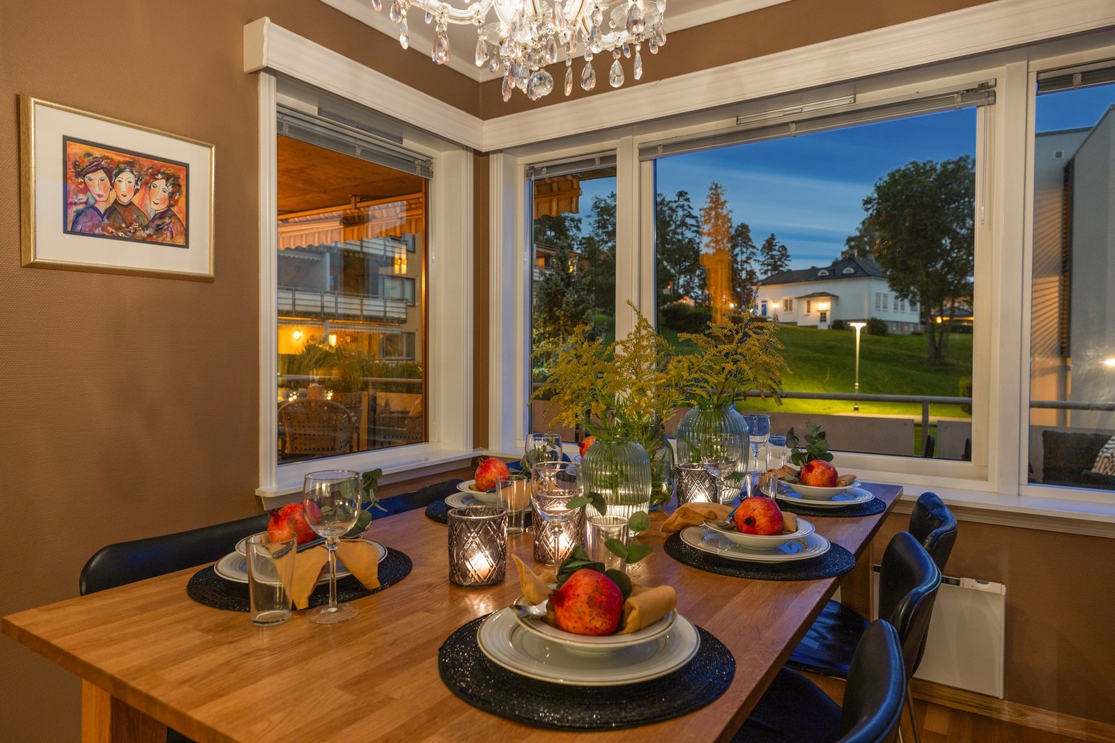 Rommet er lyst med store vindusflater og hyggelig utsikt over fellestomten. Galleribilde