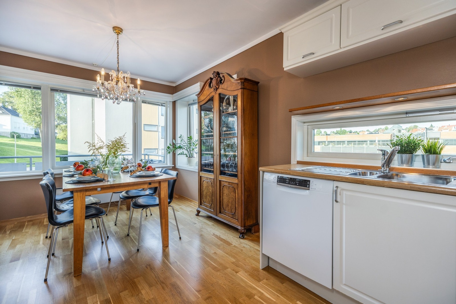 I rommet er det god plass til spisebord med plass til flere. Galleribilde