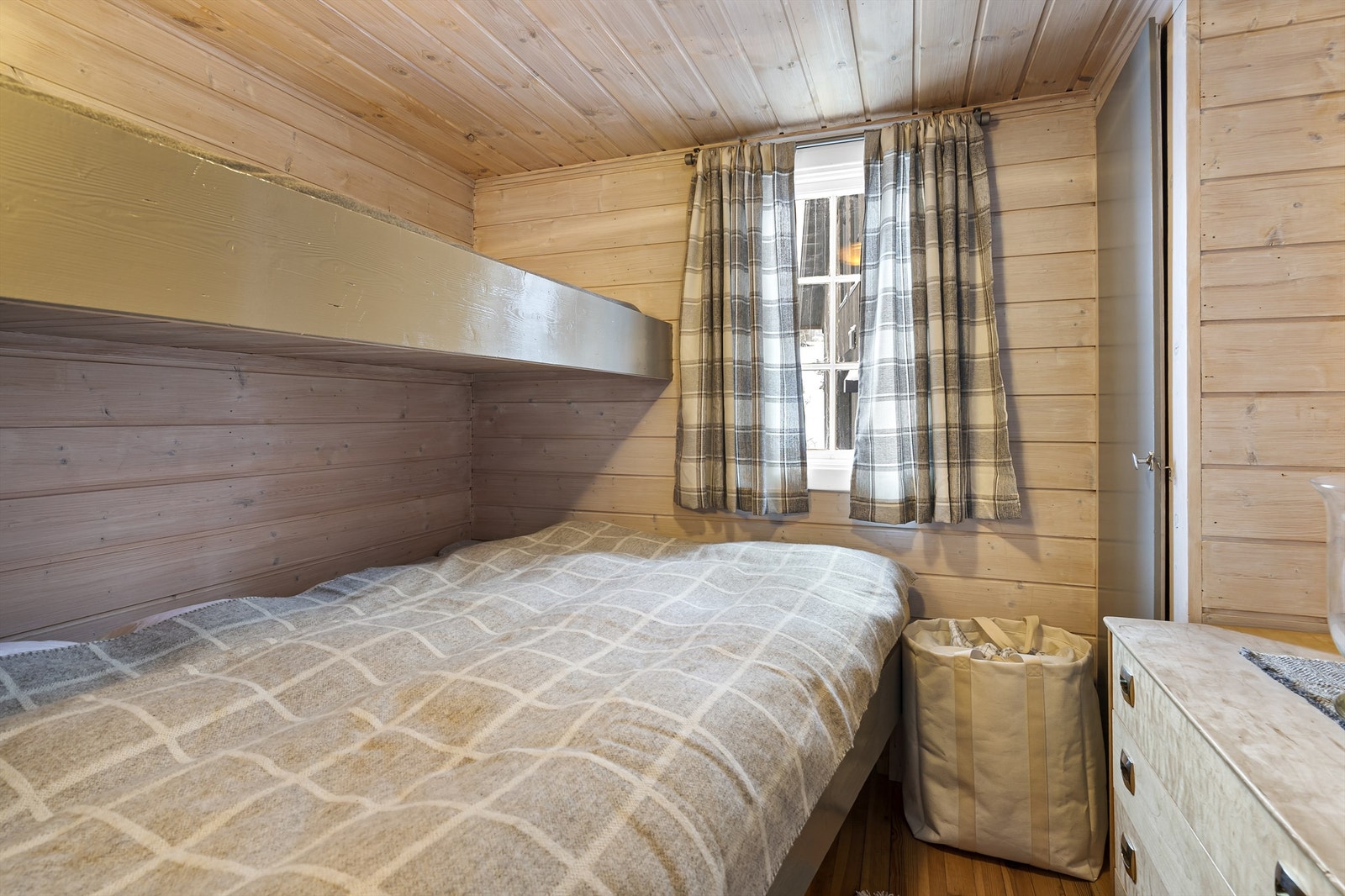 Soverom 1. Familiekøye og skap. Galleribilde