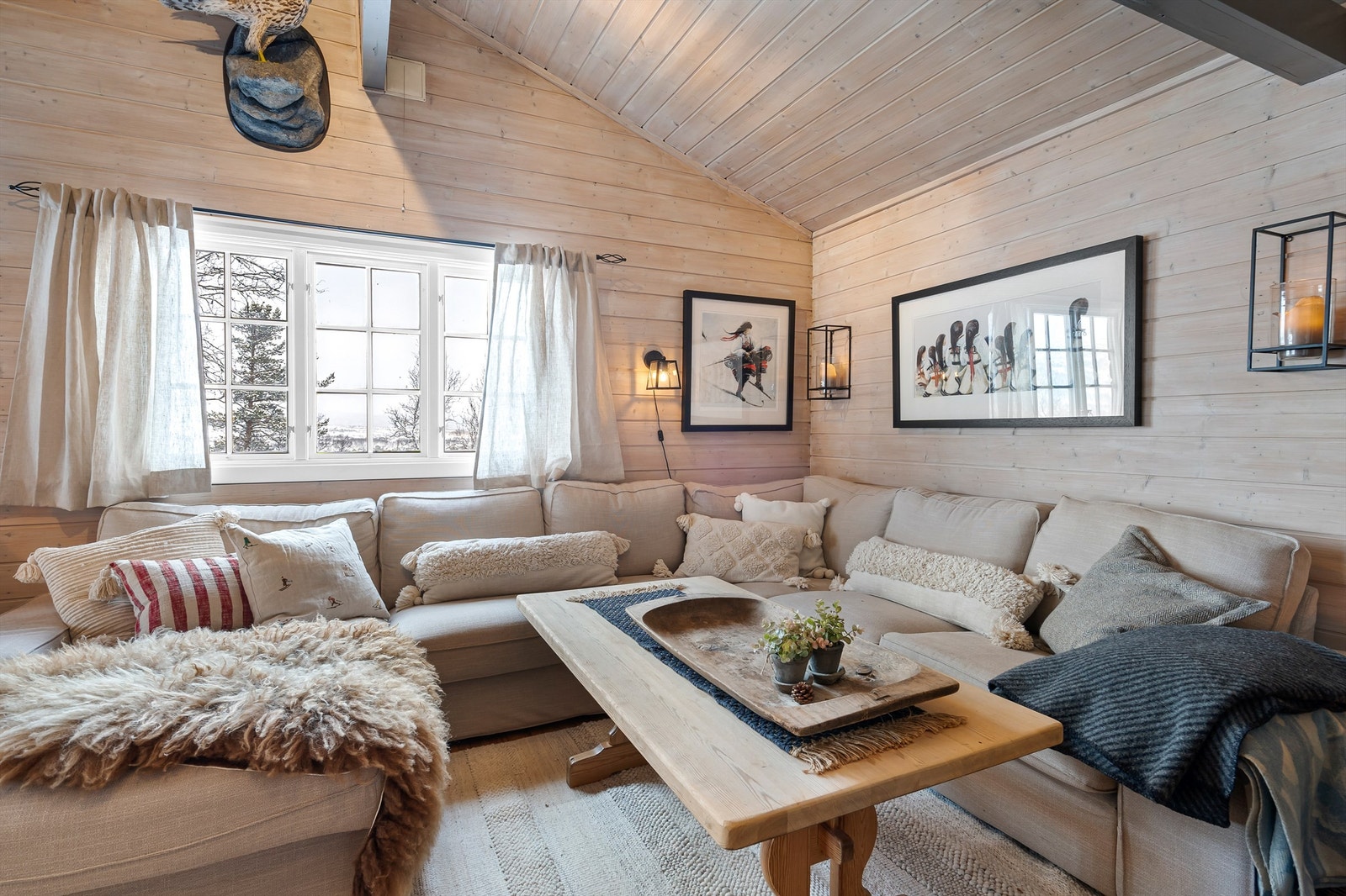 Koselig stue med god takhøyde. Galleribilde