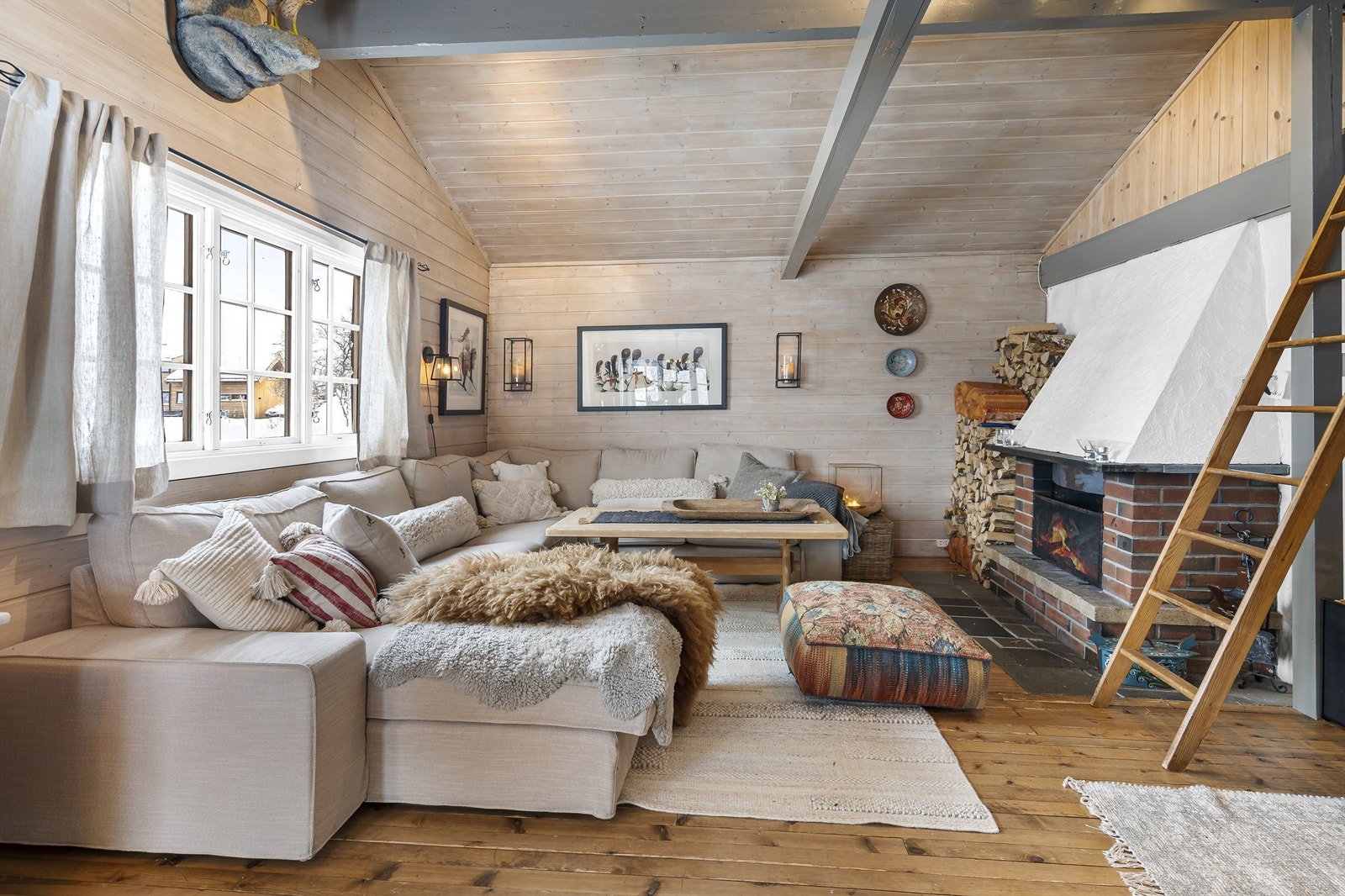 Stue med åpen peis. Galleribilde