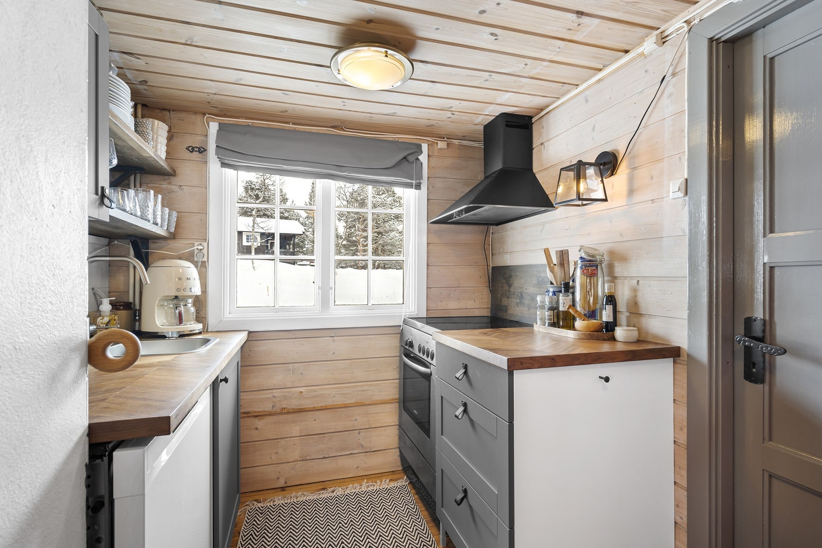 Kjøkken. Soverom til høyre. Galleribilde