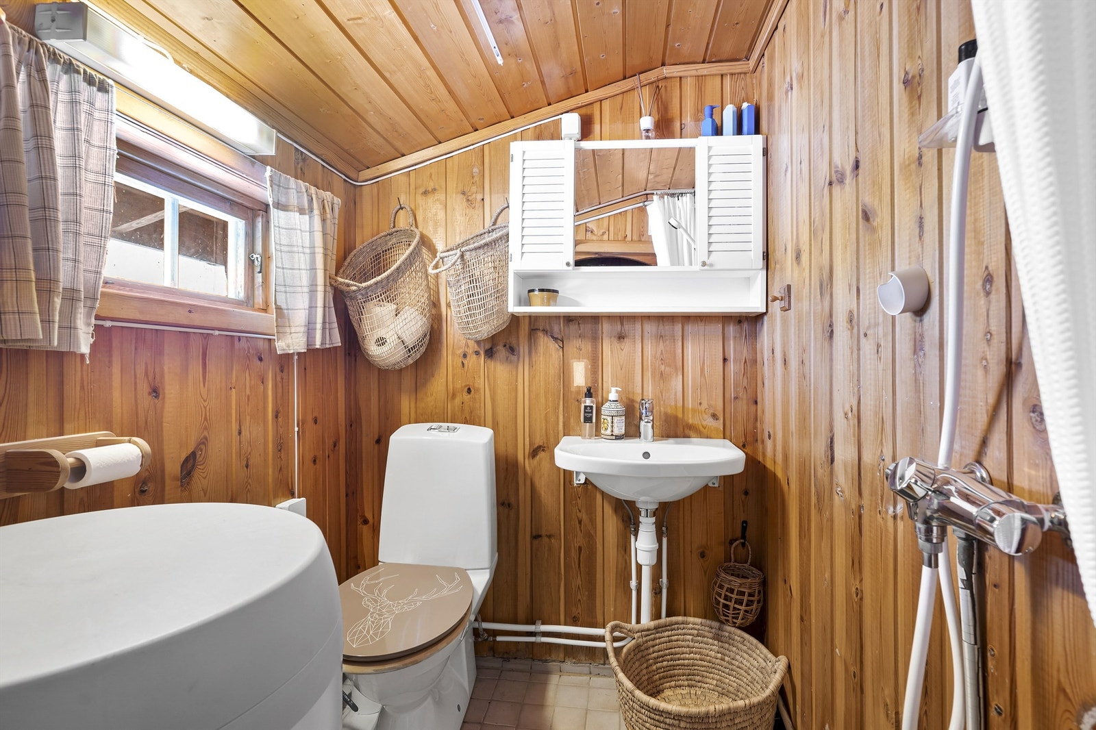 Bad med wc, servant og dusjhjørne. Galleribilde