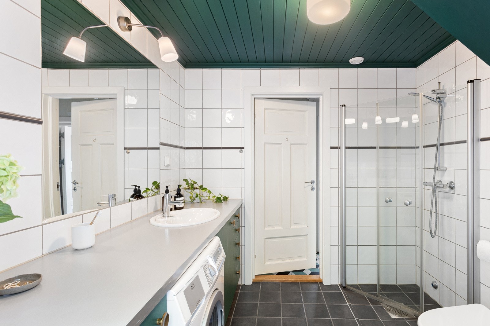 Vindu uten innsyn. Gulvfliser med varme, flis på vegg og malt himling Galleribilde