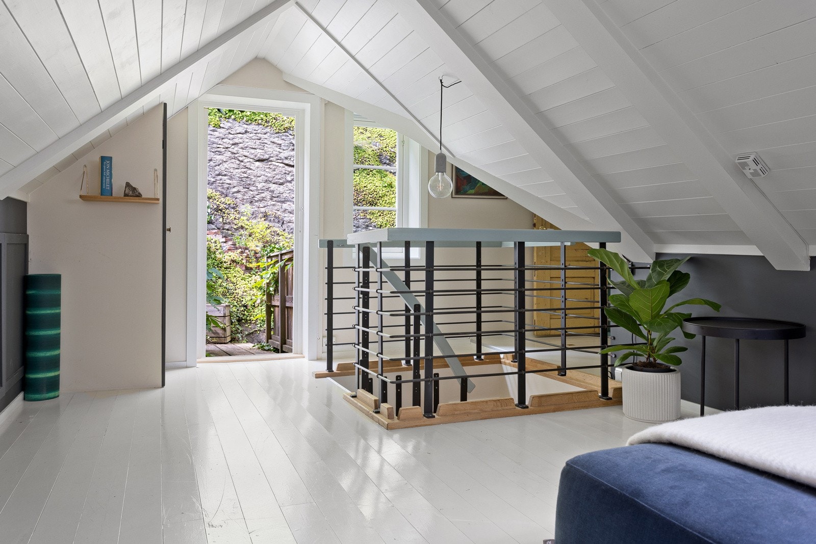 Utgang til bakhage/platting fra loftsstuen samt 2. etasje Galleribilde