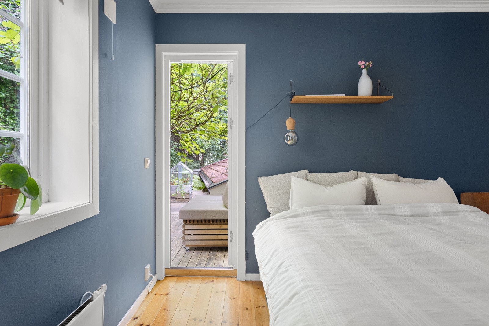 Fra hovedsoverommet har man direkte utgang til opparbeidet og svært skjermet hage Galleribilde