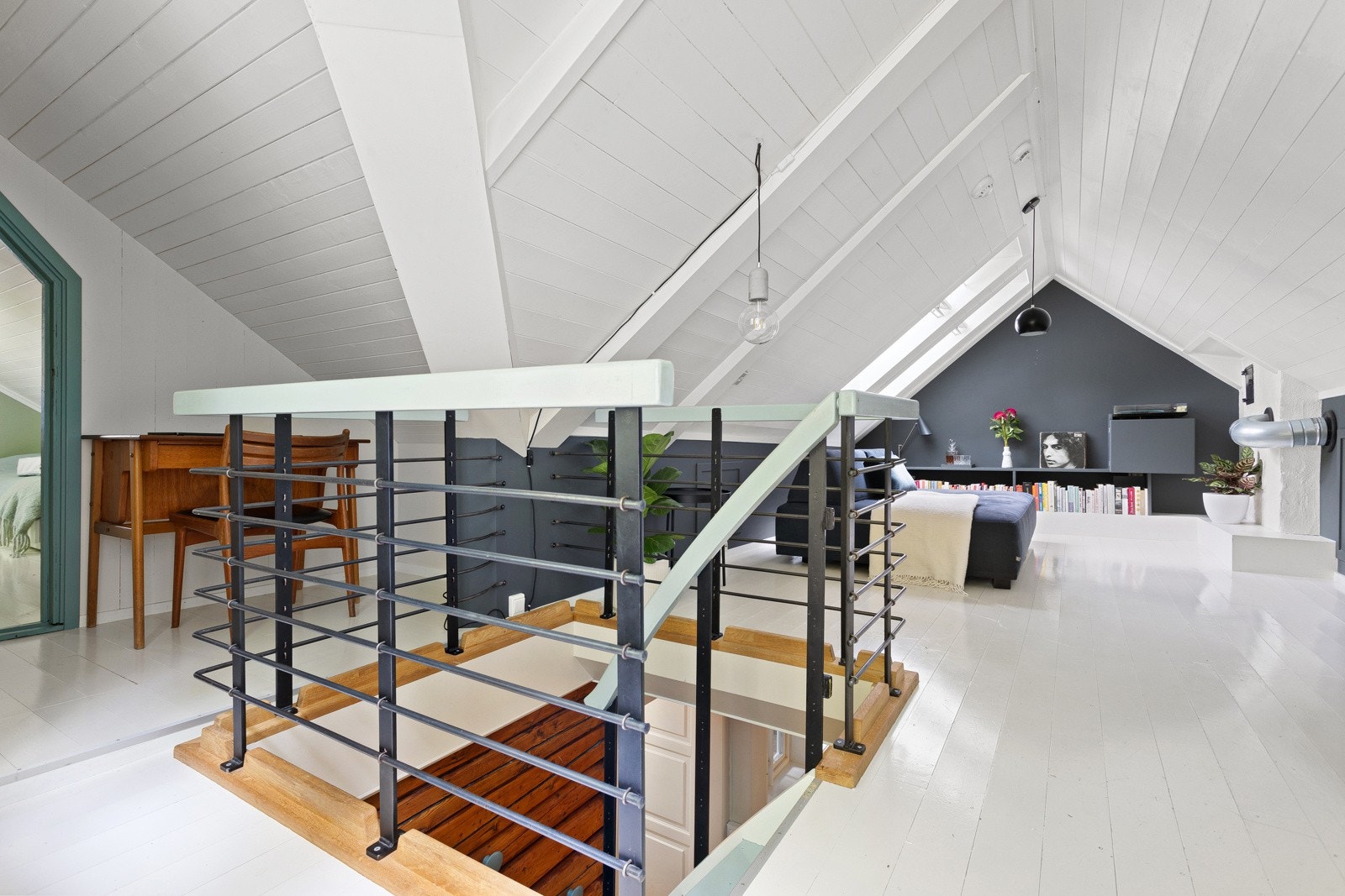 Romslig loftsstue med plass til sofagruppe og ønsket møblement Galleribilde