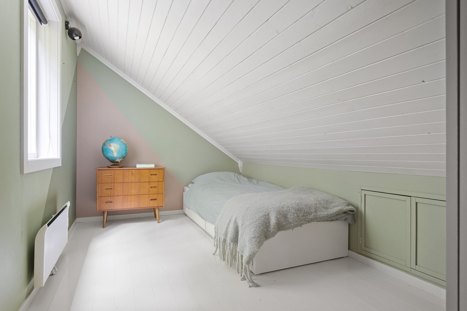 Plass til seng, nattbord, kommode etc. Galleribilde