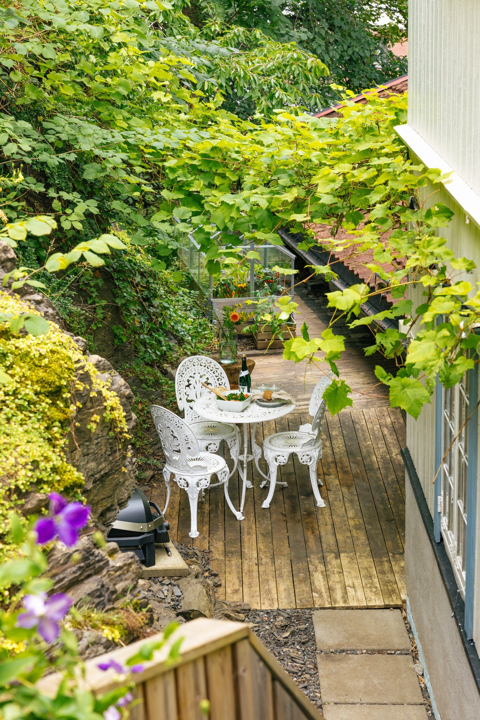 Grønn og idyllisk bakhage/platting Galleribilde