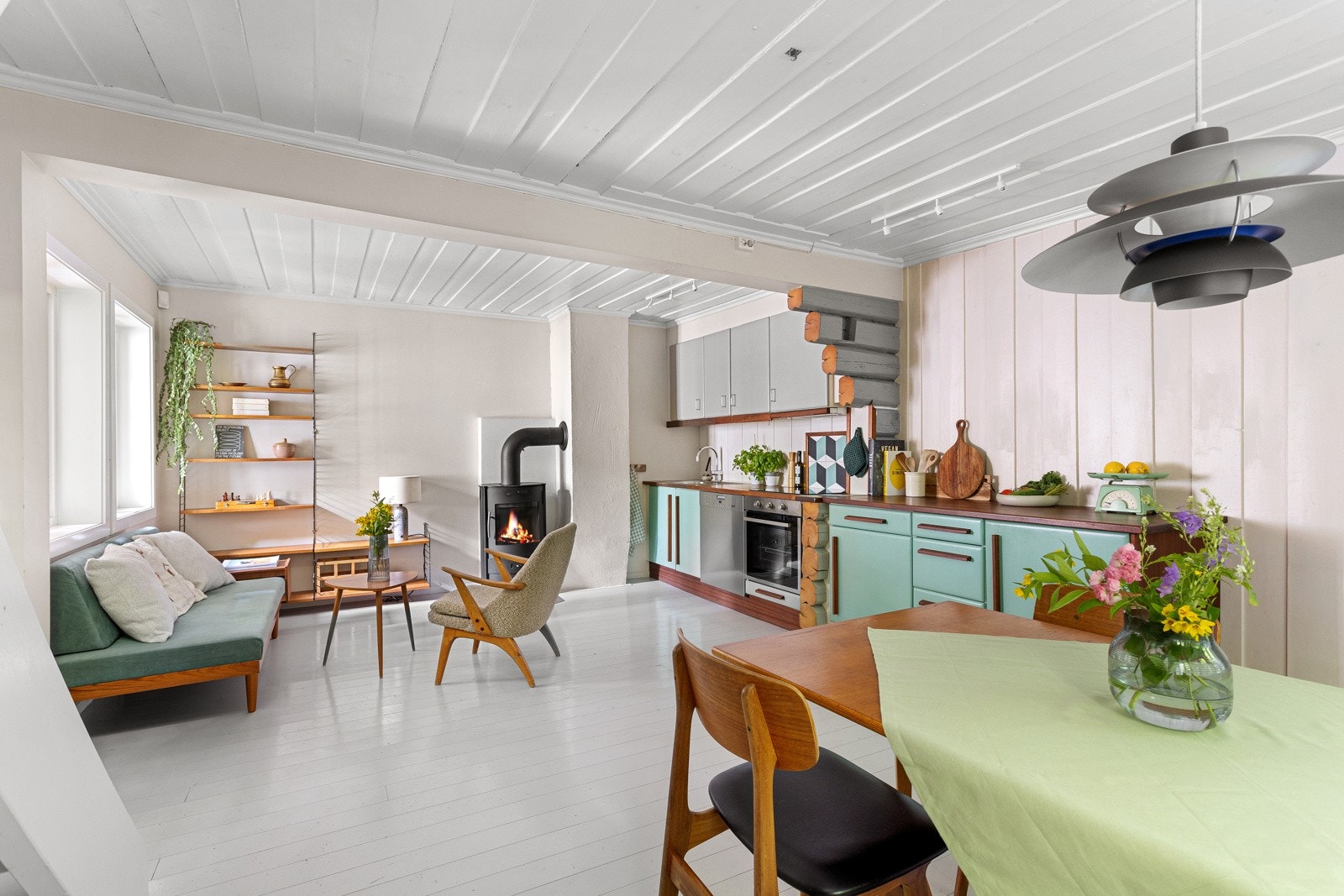 I stuen har man en moderne, effektiv peisovn Galleribilde