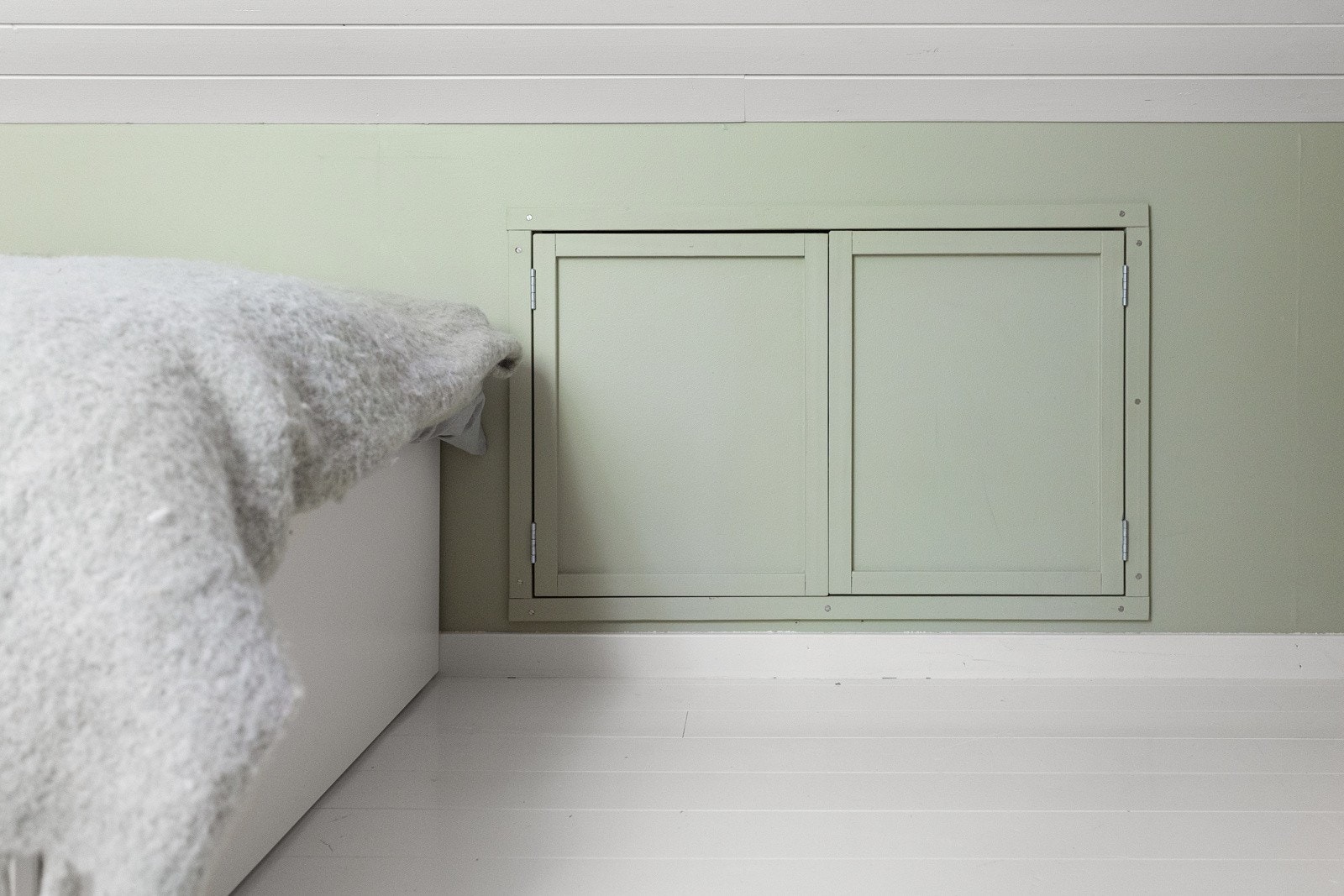 God lagringsplass i skråvegg langs hele rommet Galleribilde