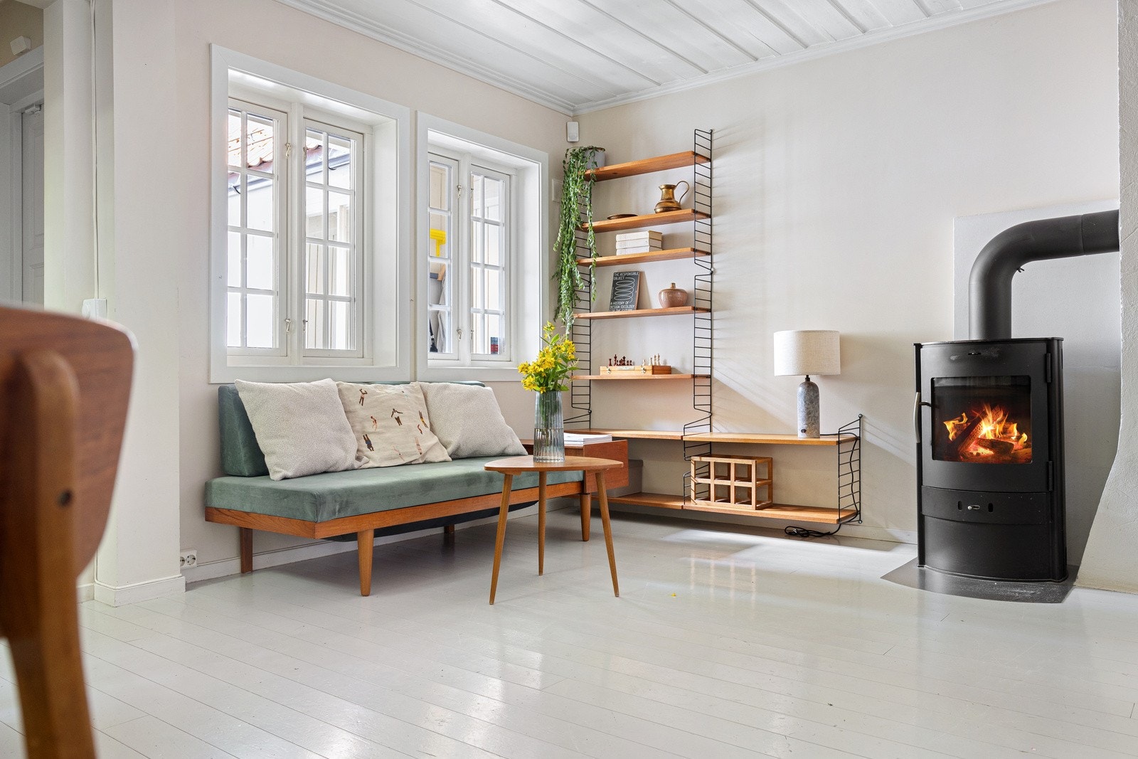 Stuen har god plass til spisebord, sittegruppe, bokhyller, skap etc Galleribilde