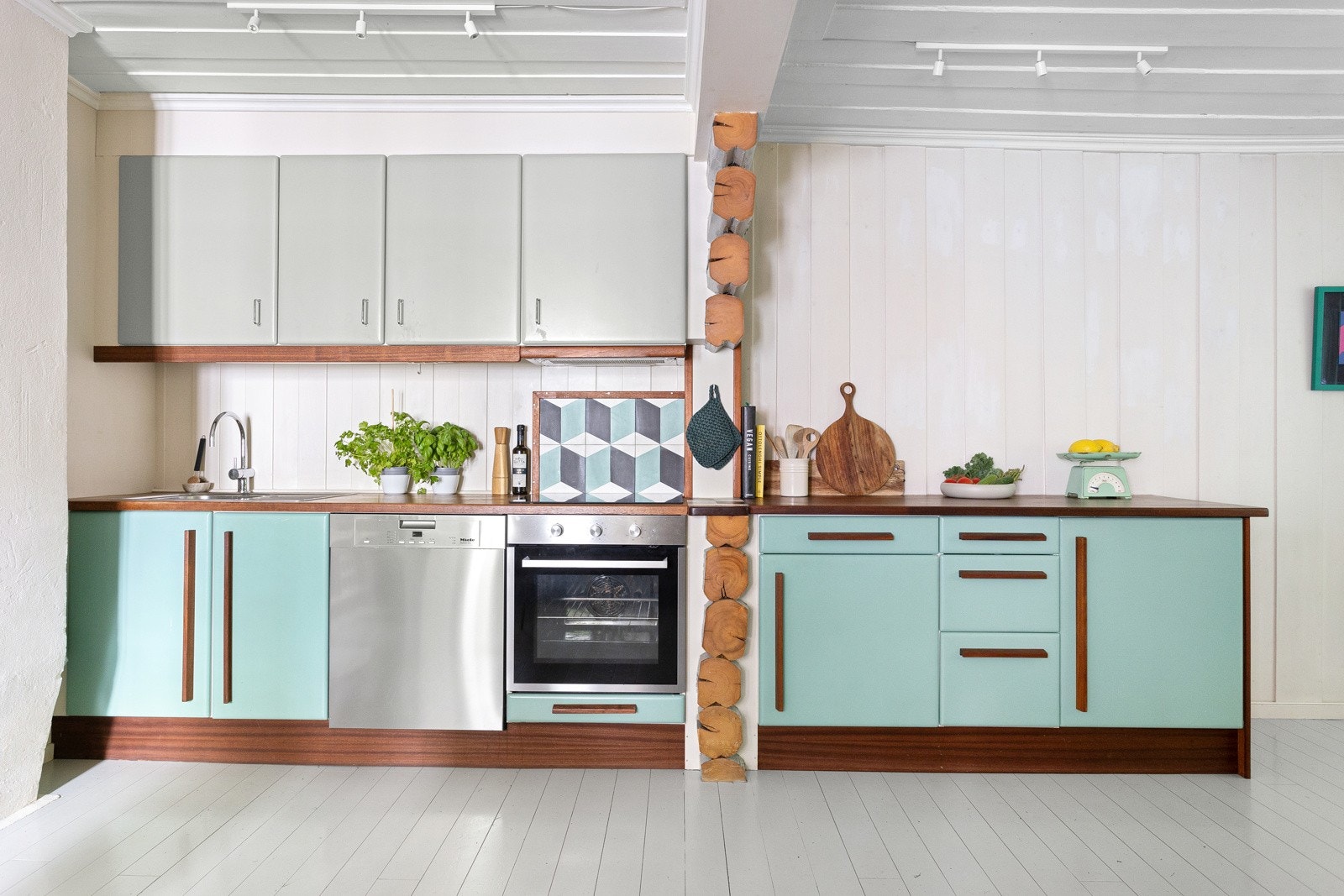 Integrert stekeovn, platetopp, kjøleskap og oppvaskmaskin. Galleribilde